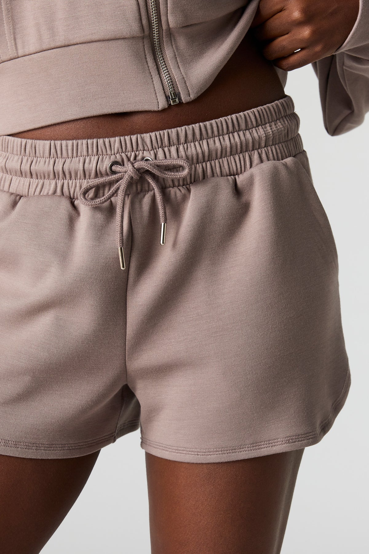 Vue alternative 4. Short U/A en scuba avec ourlet arrondi