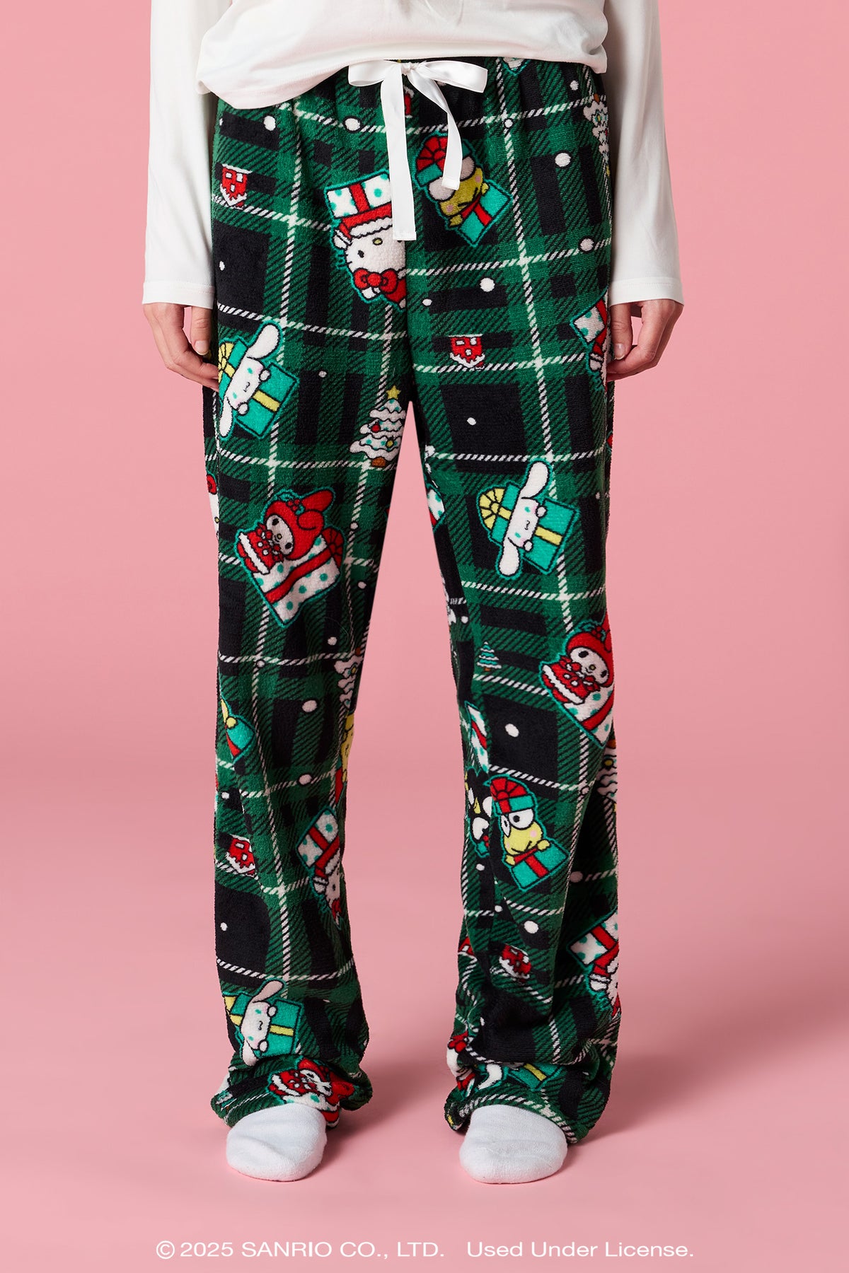 Alt View 3. Hello Kitty® and Friends Womens Christmas Pajama Set - Green