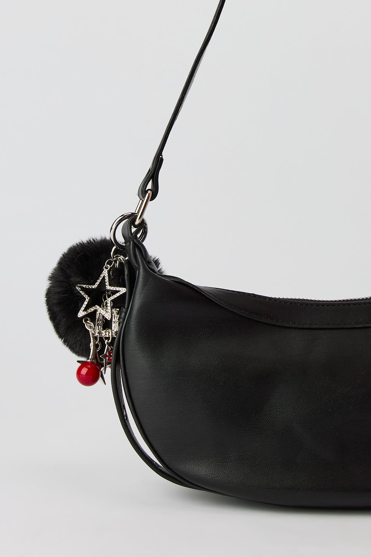 Vue alternative 2. Sac à bandoulière en similicuir clouté avec porte-clés
