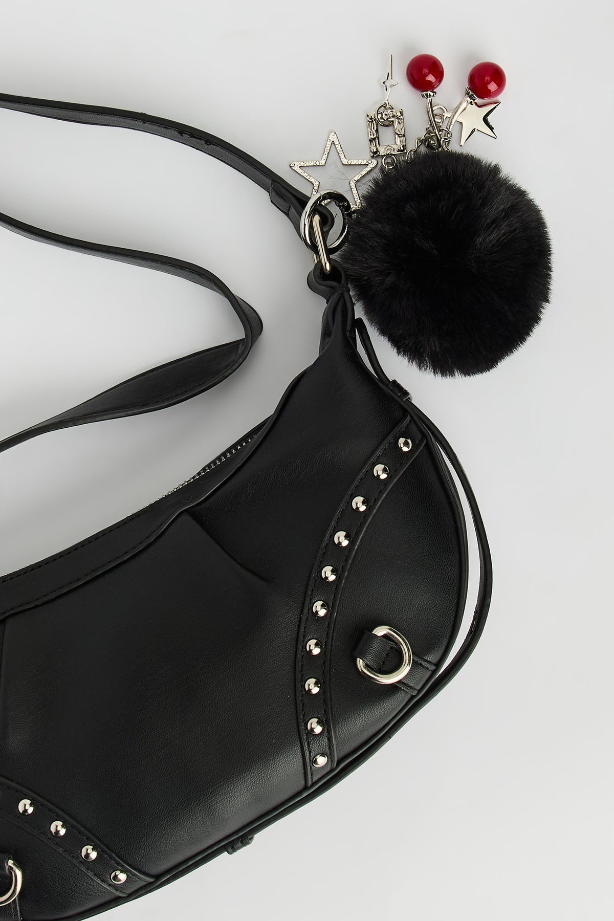 Vue alternative 3. Sac à bandoulière en similicuir clouté avec porte-clés