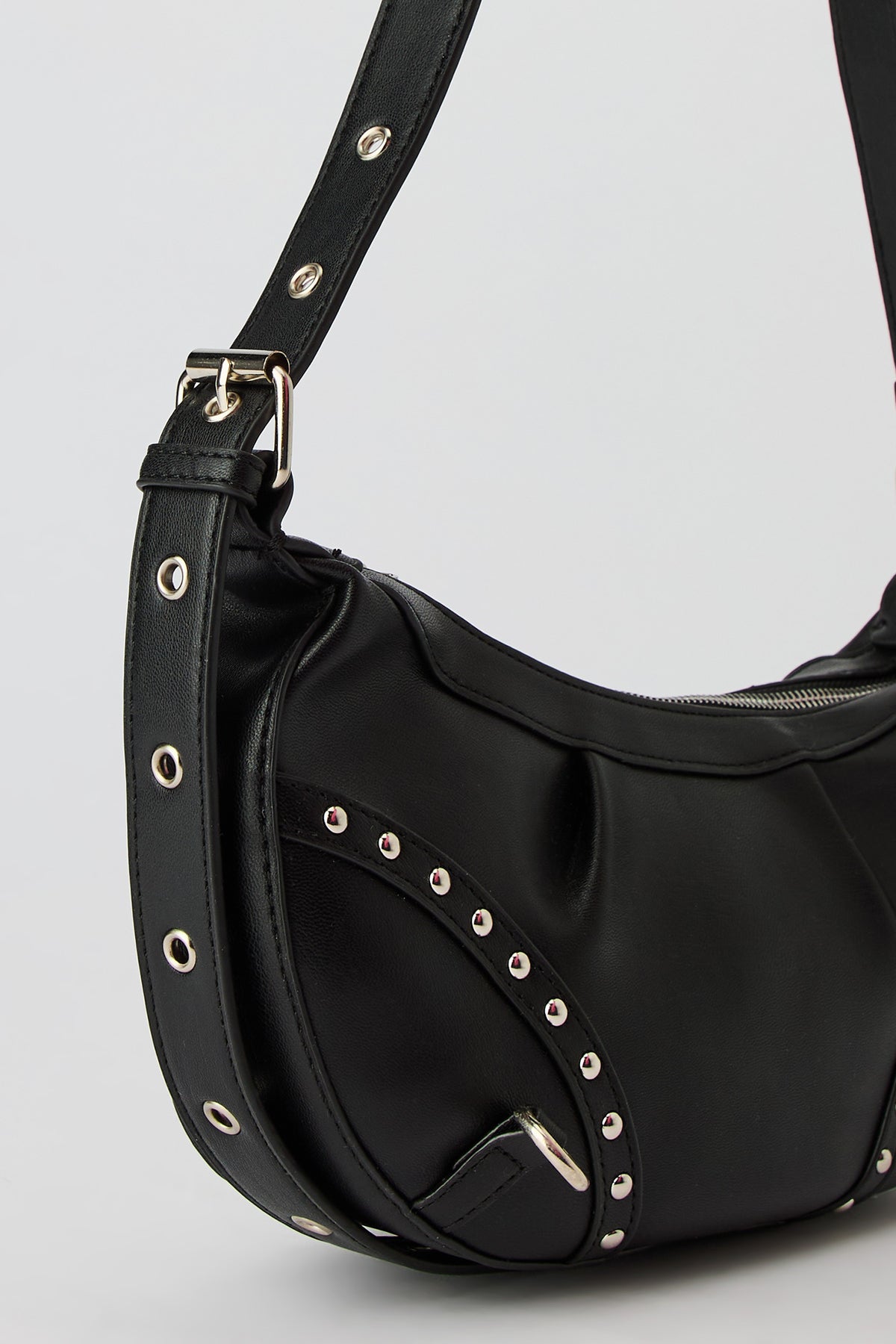Vue alternative 4. Sac à bandoulière en similicuir clouté avec porte-clés