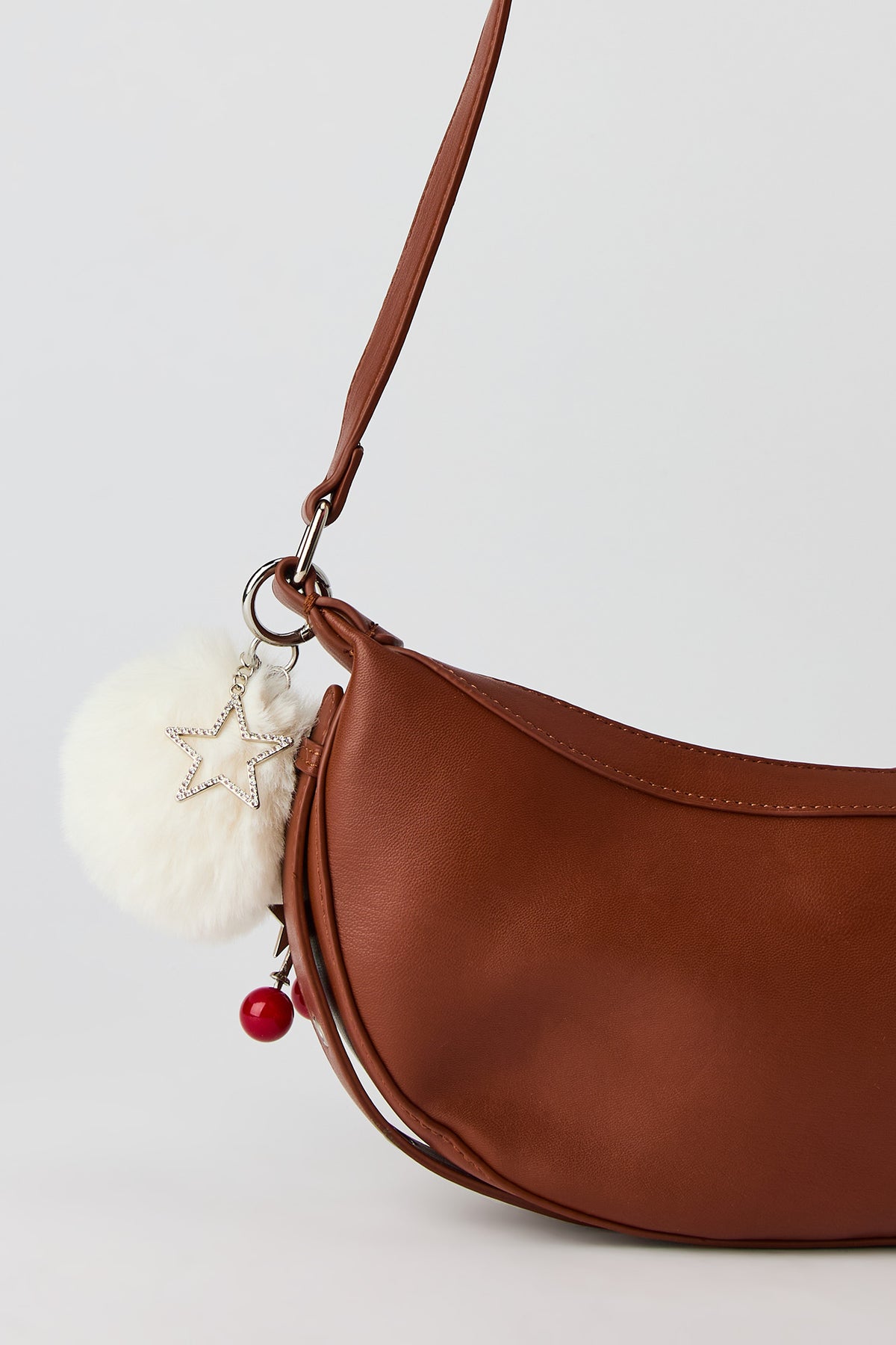 Vue alternative 2. Sac à bandoulière en similicuir clouté avec porte-clés