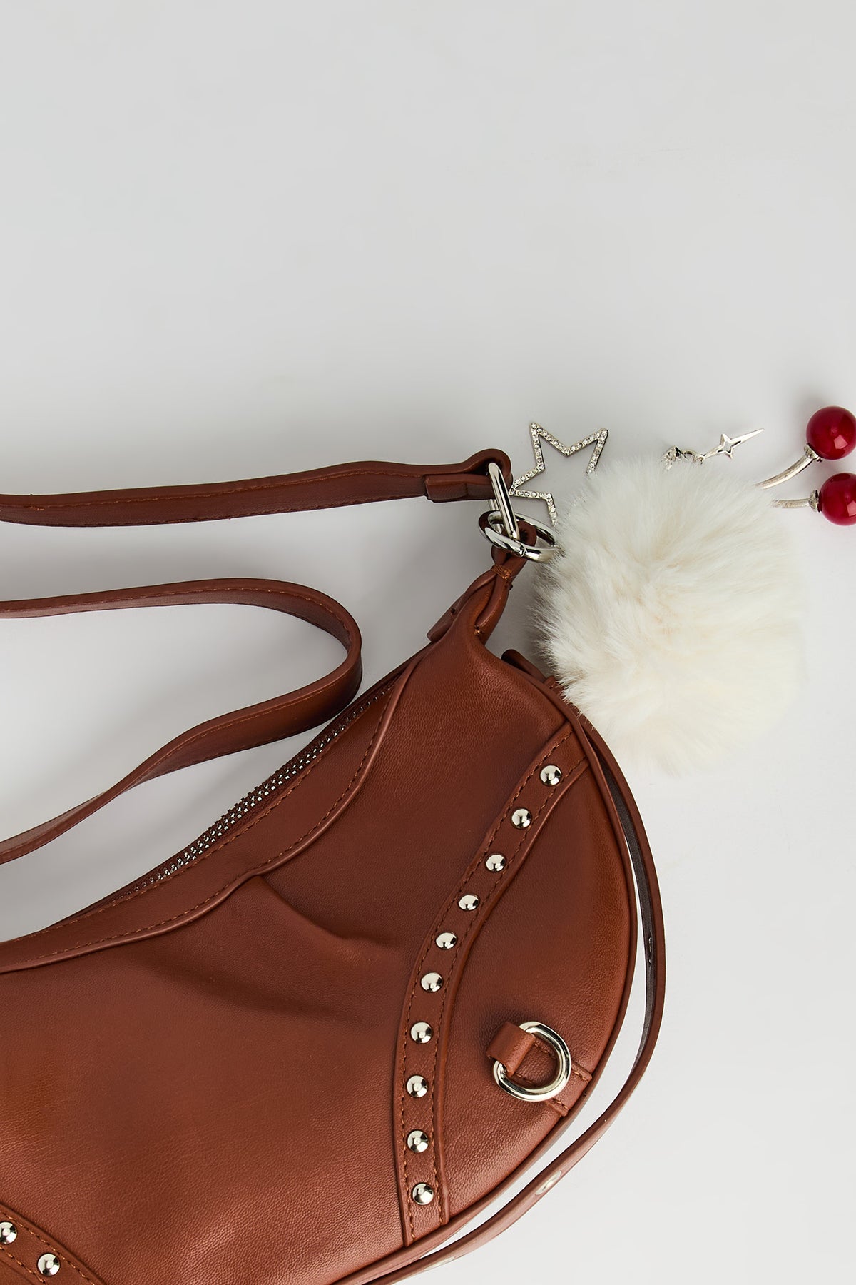 Vue alternative 3. Sac à bandoulière en similicuir clouté avec porte-clés