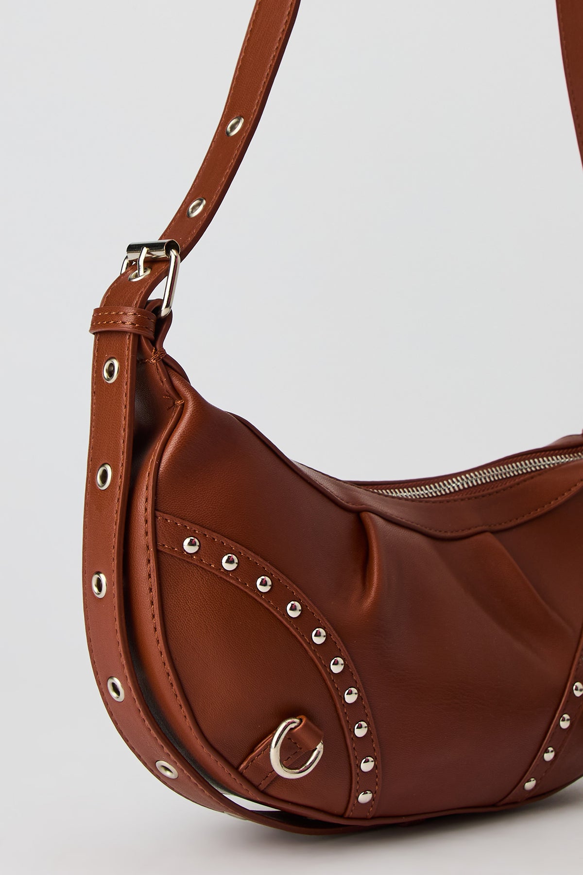 Vue alternative 4. Sac à bandoulière en similicuir clouté avec porte-clés