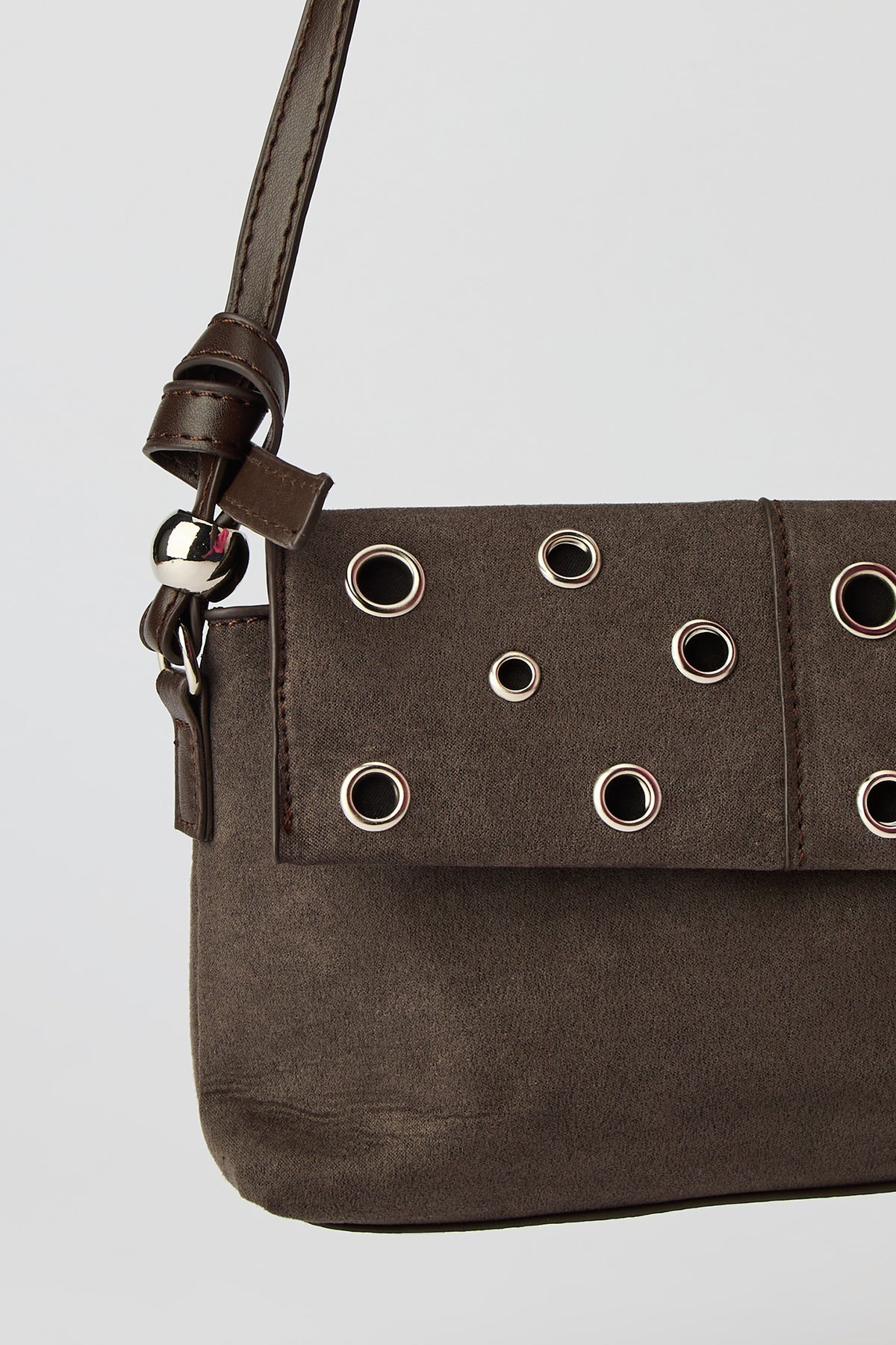Vue alternative 4. Sac à bandoulière en similisuède avec oeillets et écharpe amovible