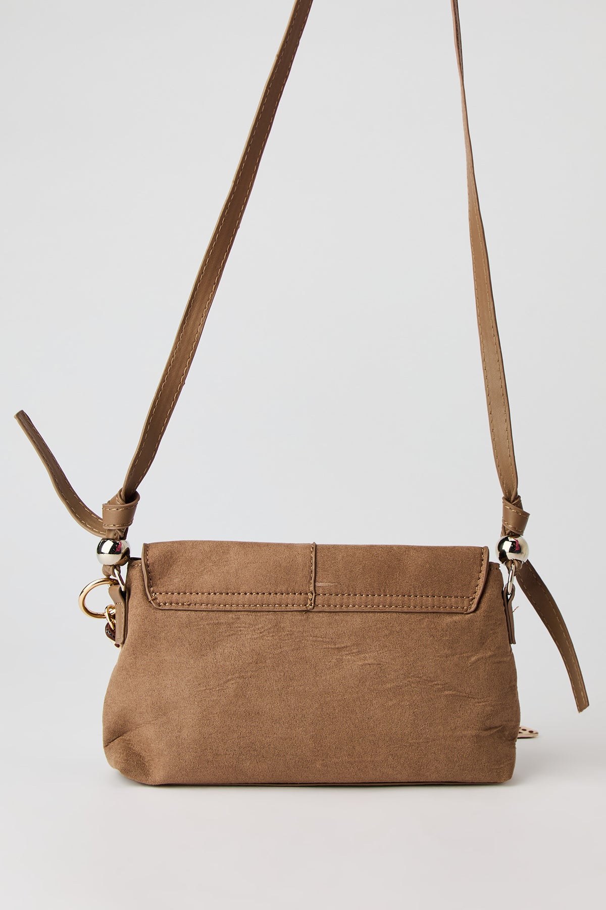 Vue alternative 2. Sac à bandoulière en similisuède avec oeillets et écharpe amovible