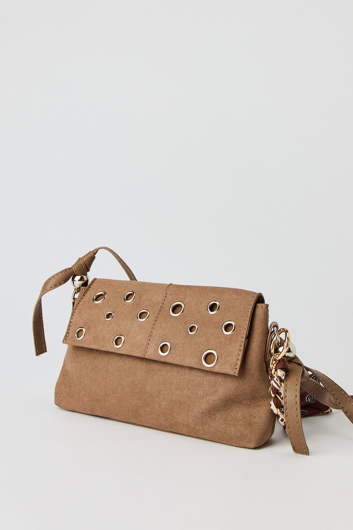 Vue alternative 4. Sac à bandoulière en similisuède avec oeillets et écharpe amovible