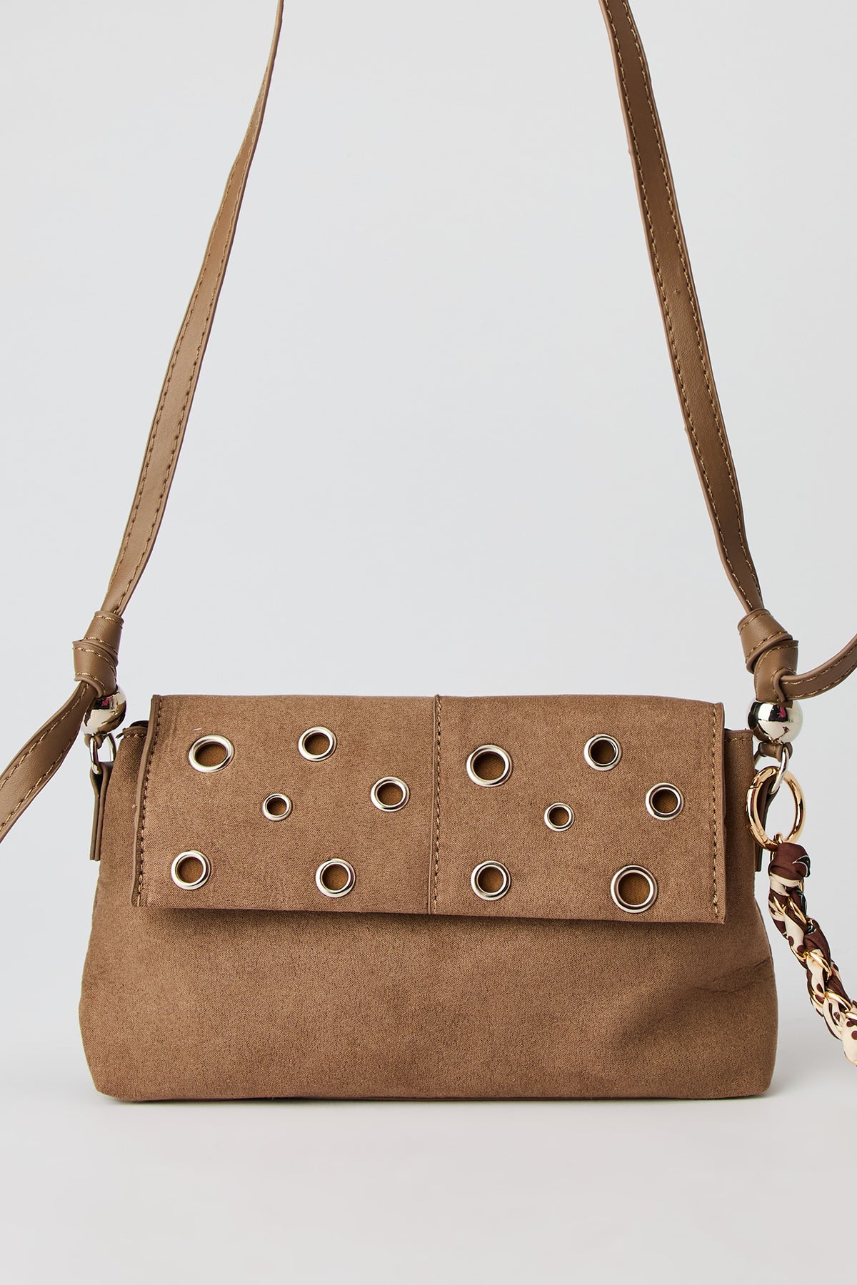 Sac à bandoulière en similisuède avec oeillets et écharpe amovible