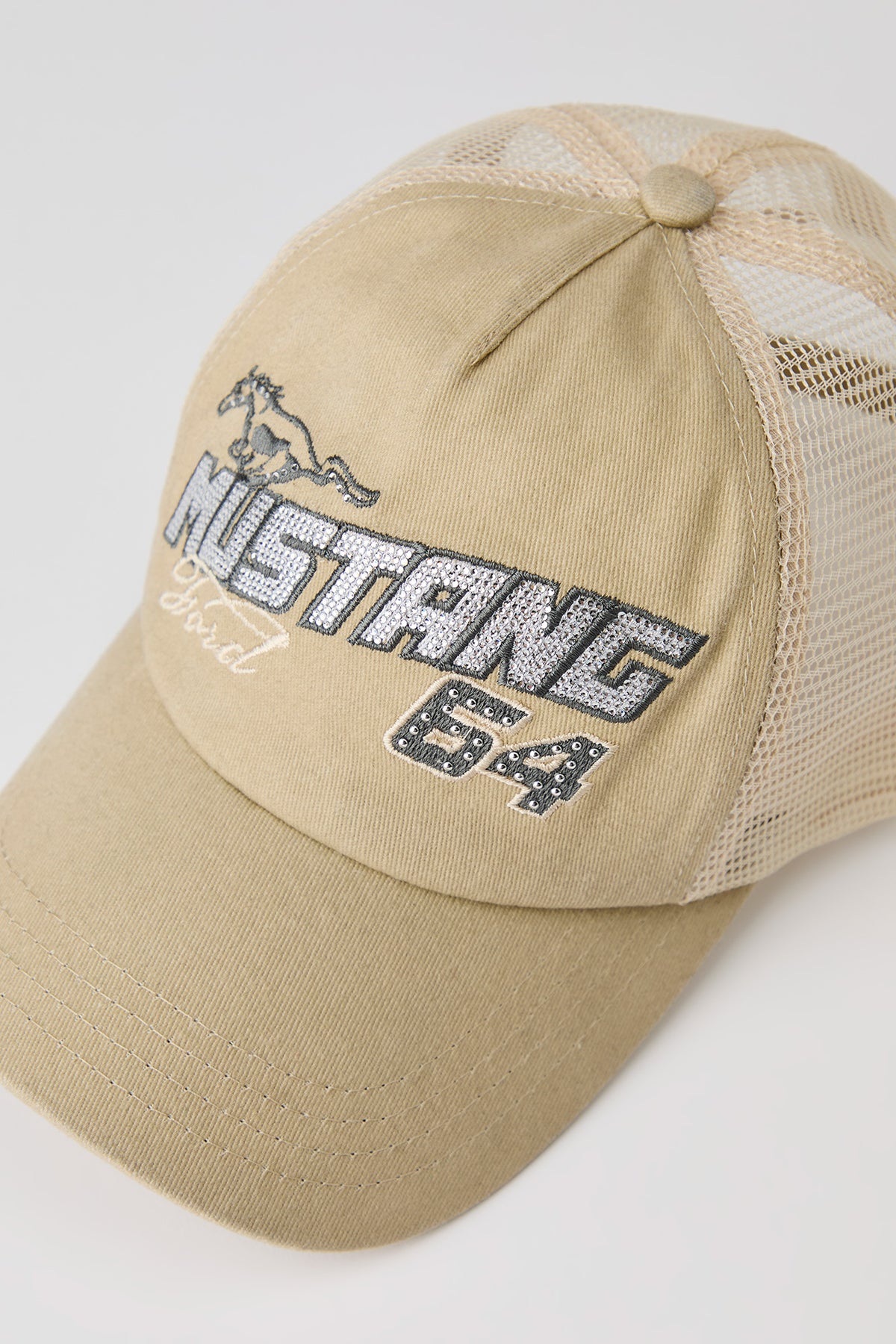 Vue alternative 4. Casquette de camionneur à imprimé Ford avec pierres du Rhin