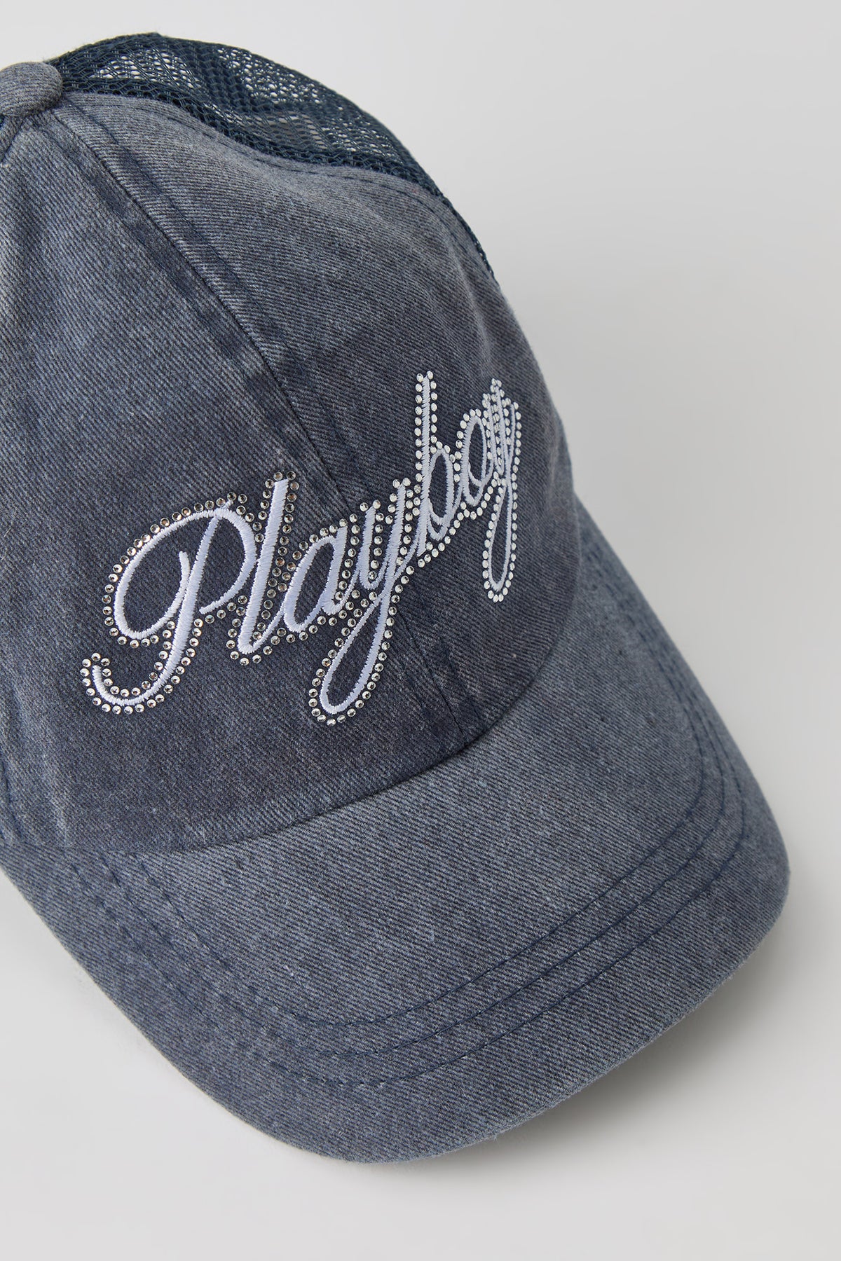 Vue alternative 2. Casquette de camionneur délavée à imprimé Playboy avec pierres du Rhin