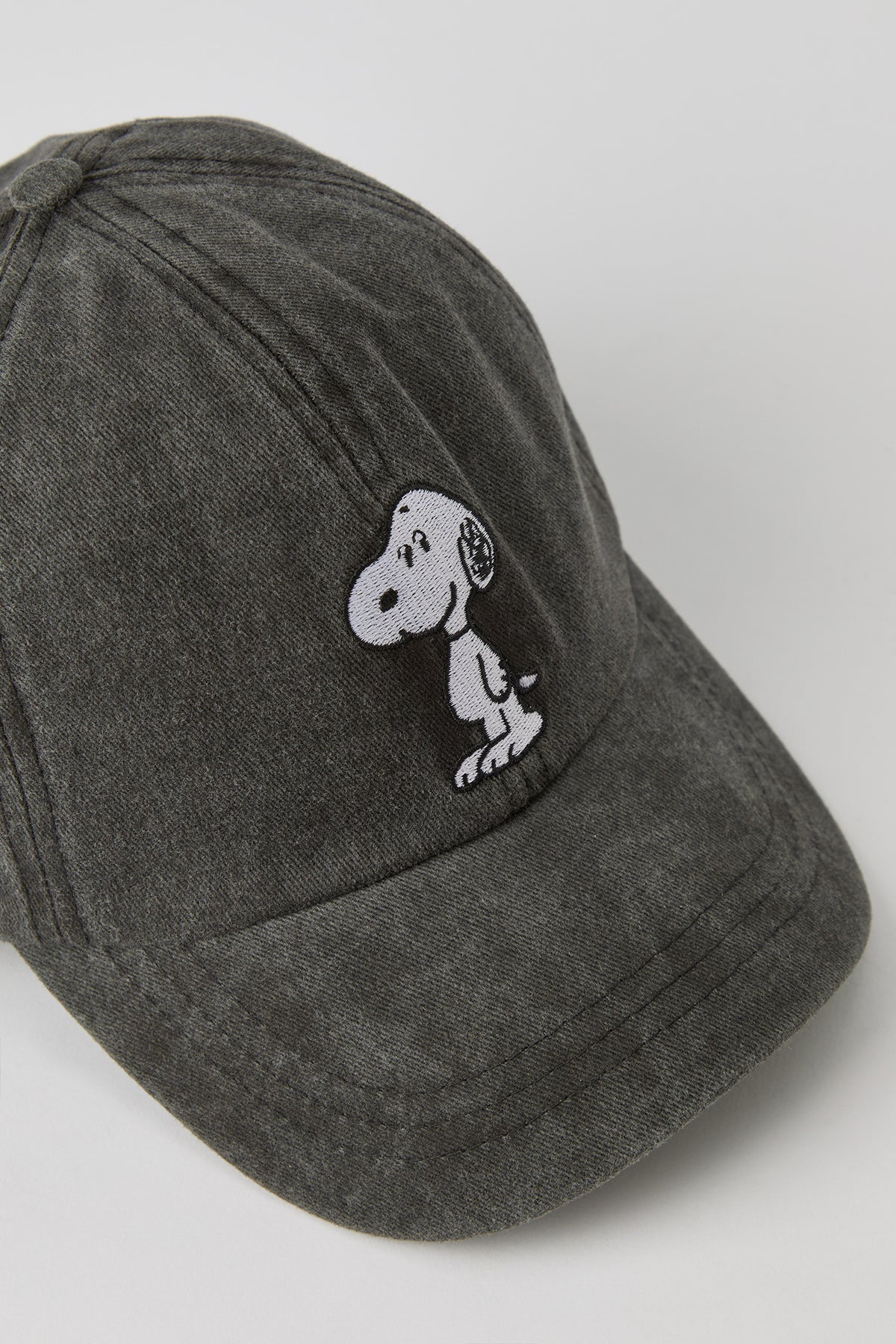 Vue alternative 2. Casquette de papa délavée à imprimé Peanuts Snoopy