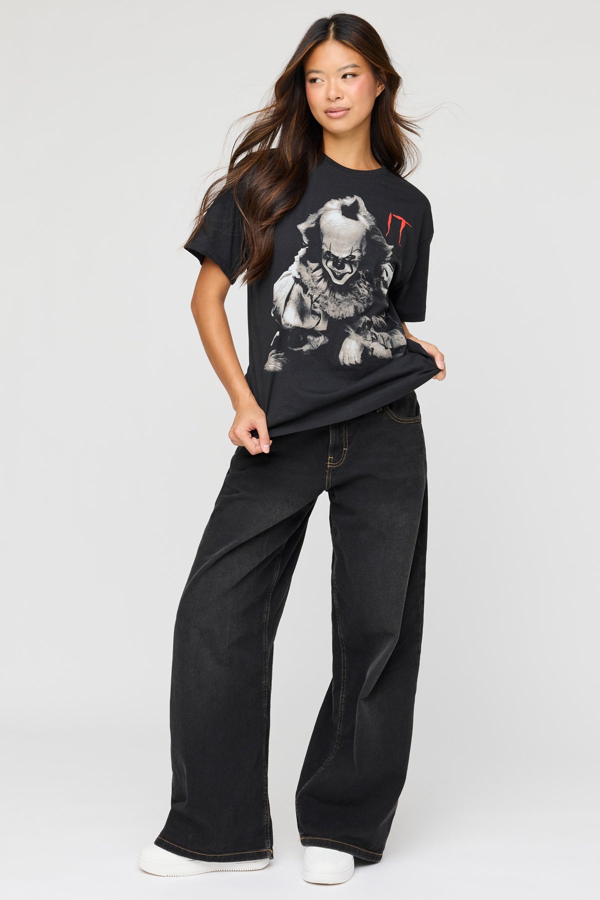 Alt View 3. IT Graphic Boyfriend T-Shirt - Charcoal