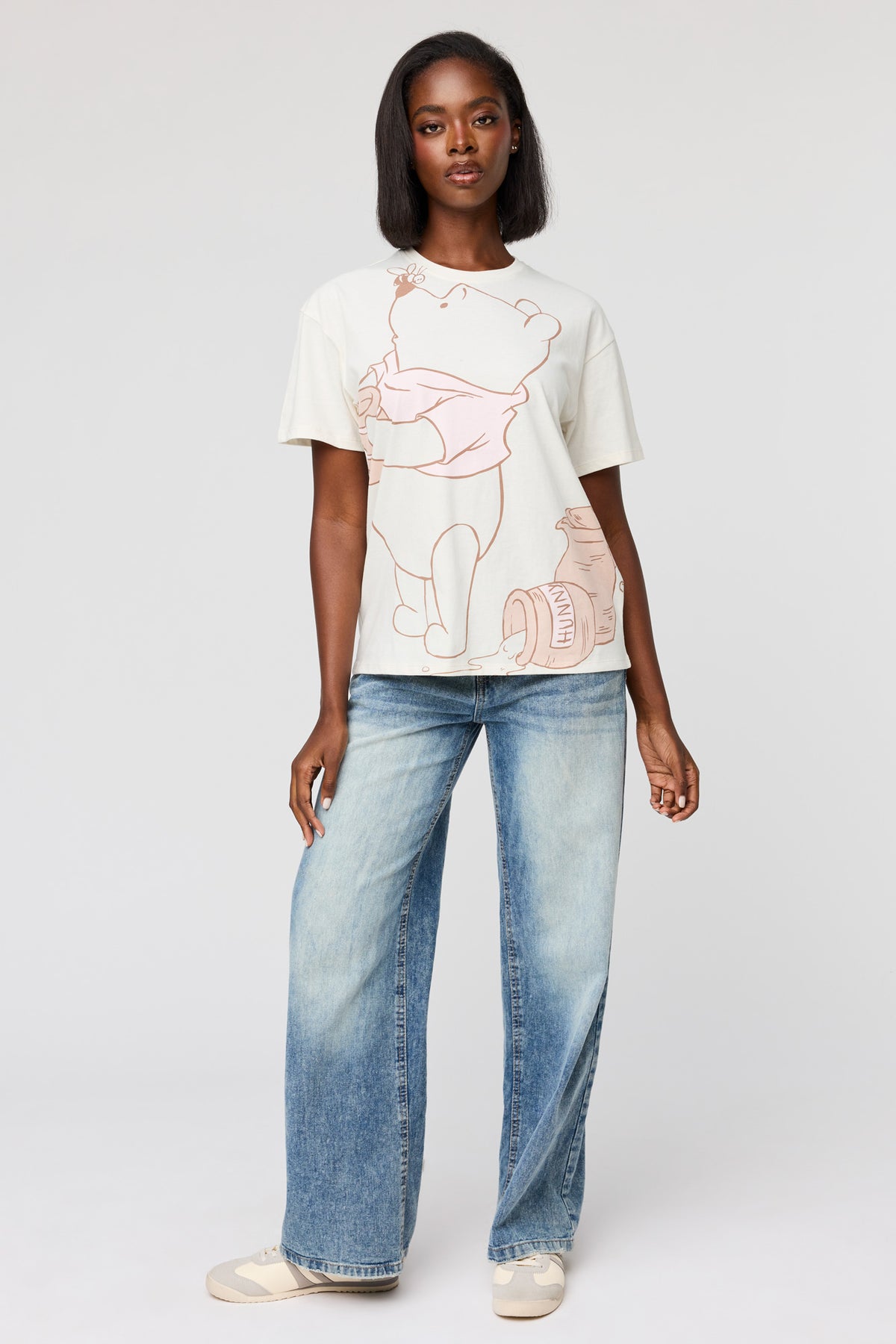 Vue alternative 3. T-shirt de coupe garçonne à imprimé Winnie the Pooh