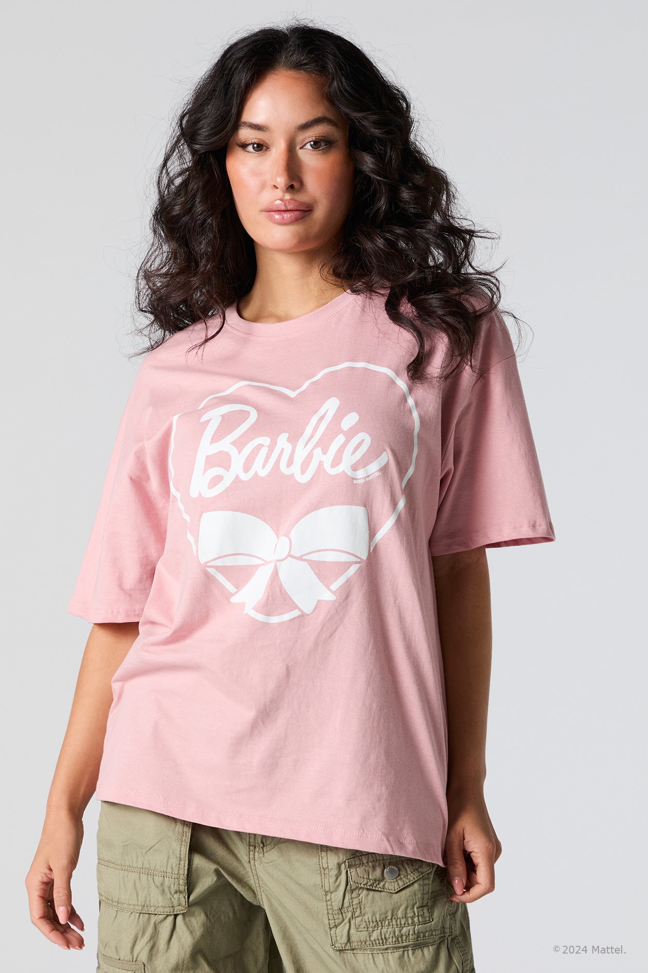 T-shirt de coupe garçonne à imprimé Barbie™ avec coeur et boucle