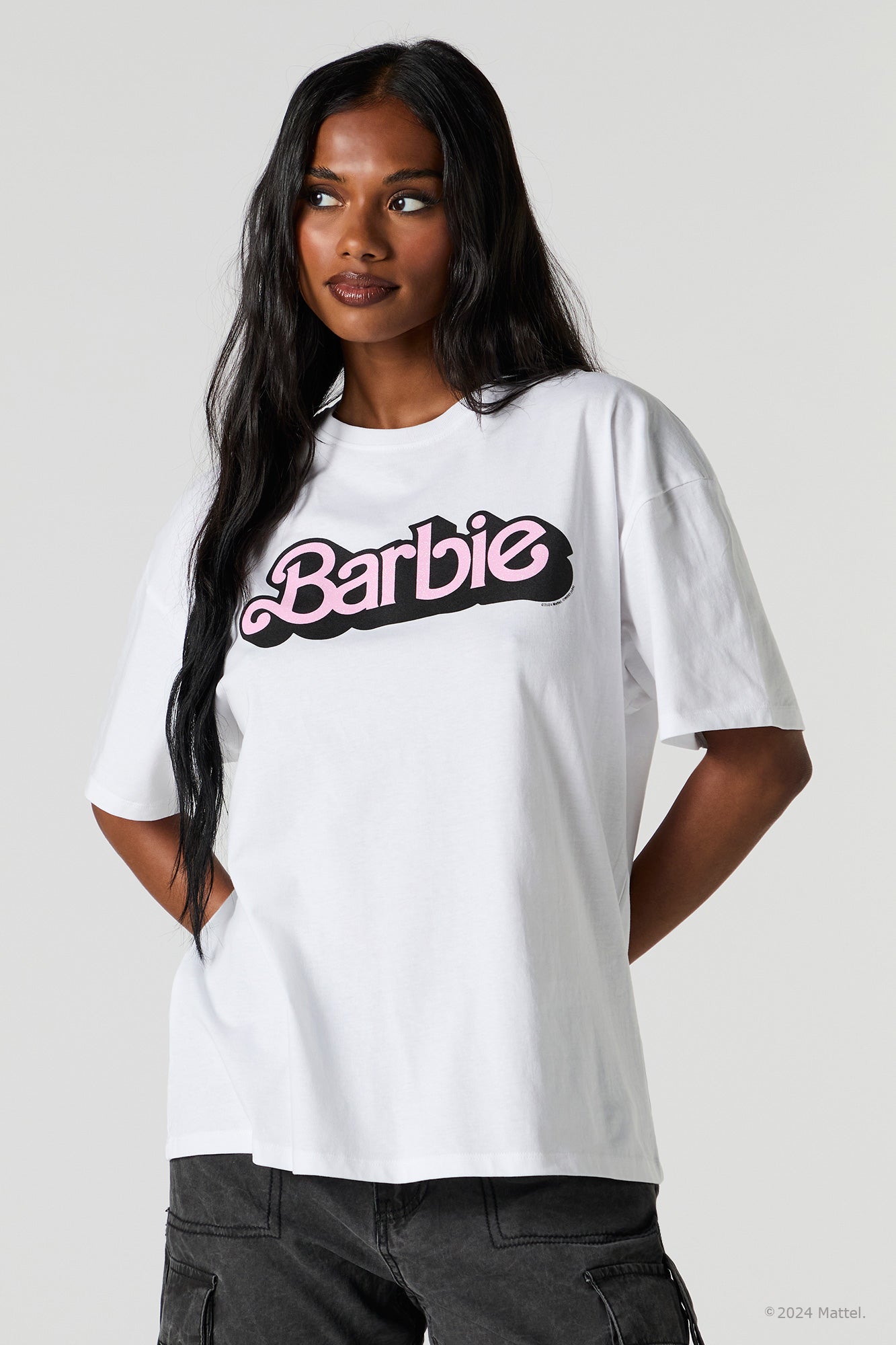 T-shirt de coupe garçonne blanc à imprimé Barbie™