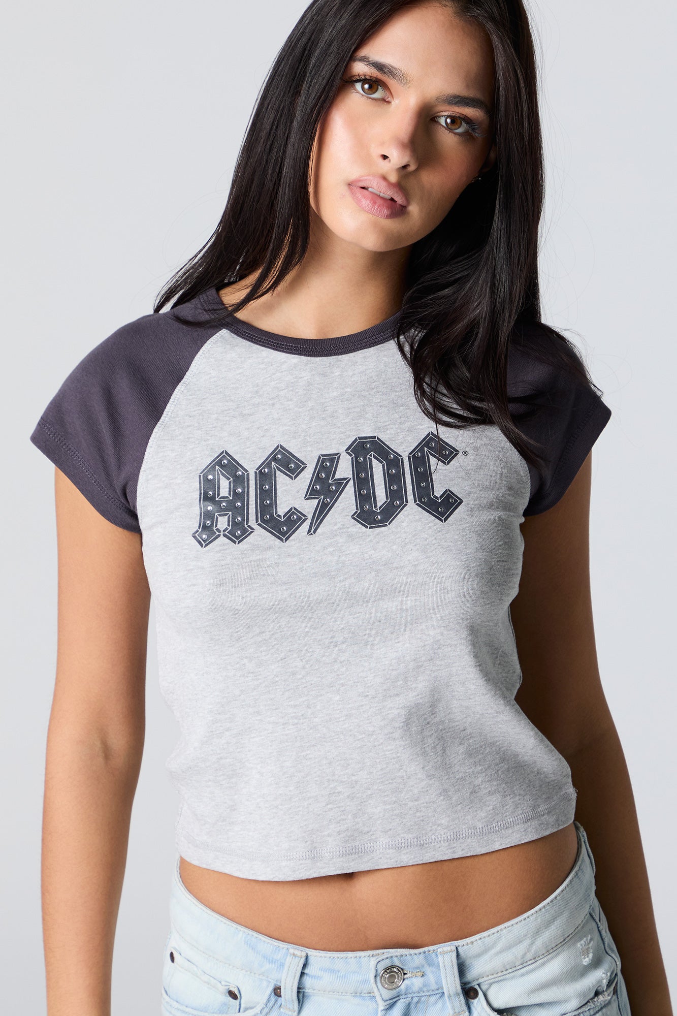 T-shirt raglan ultracourt à imprimé ACDC avec pierres du Rhin