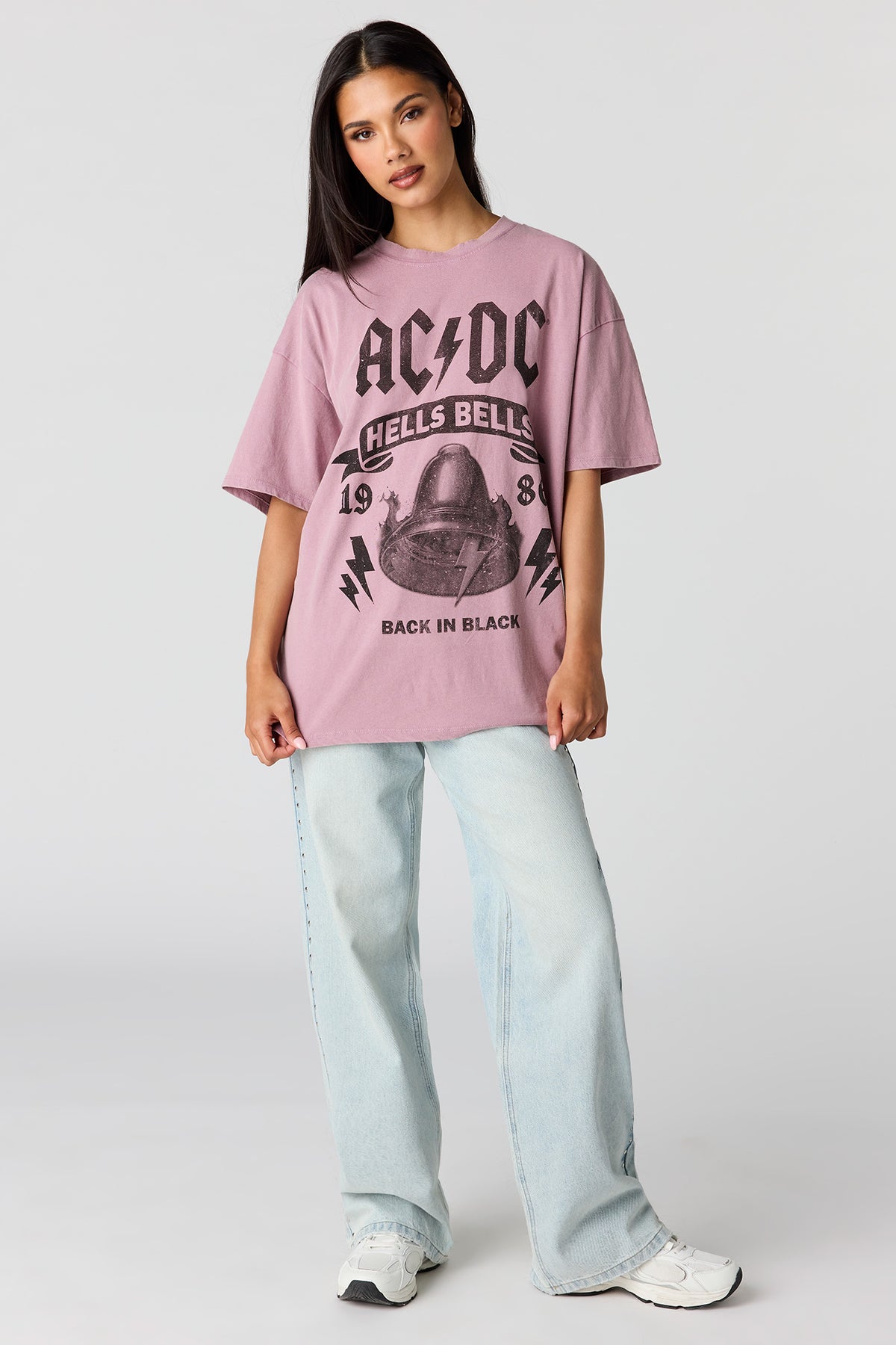 Vue alternative 3. T-shirt de coupe garçonne délavé à imprimé AC/DC