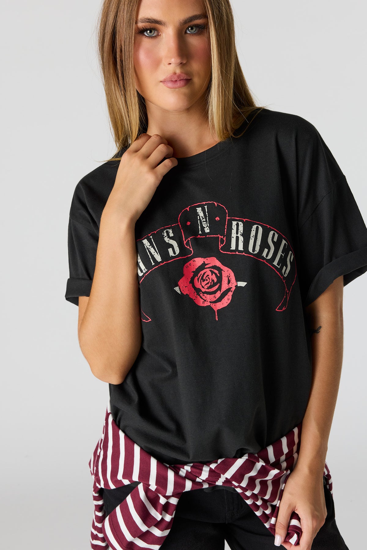Vue alternative 4. T-shirt de coupe garçonne à imprimé Guns & Roses 