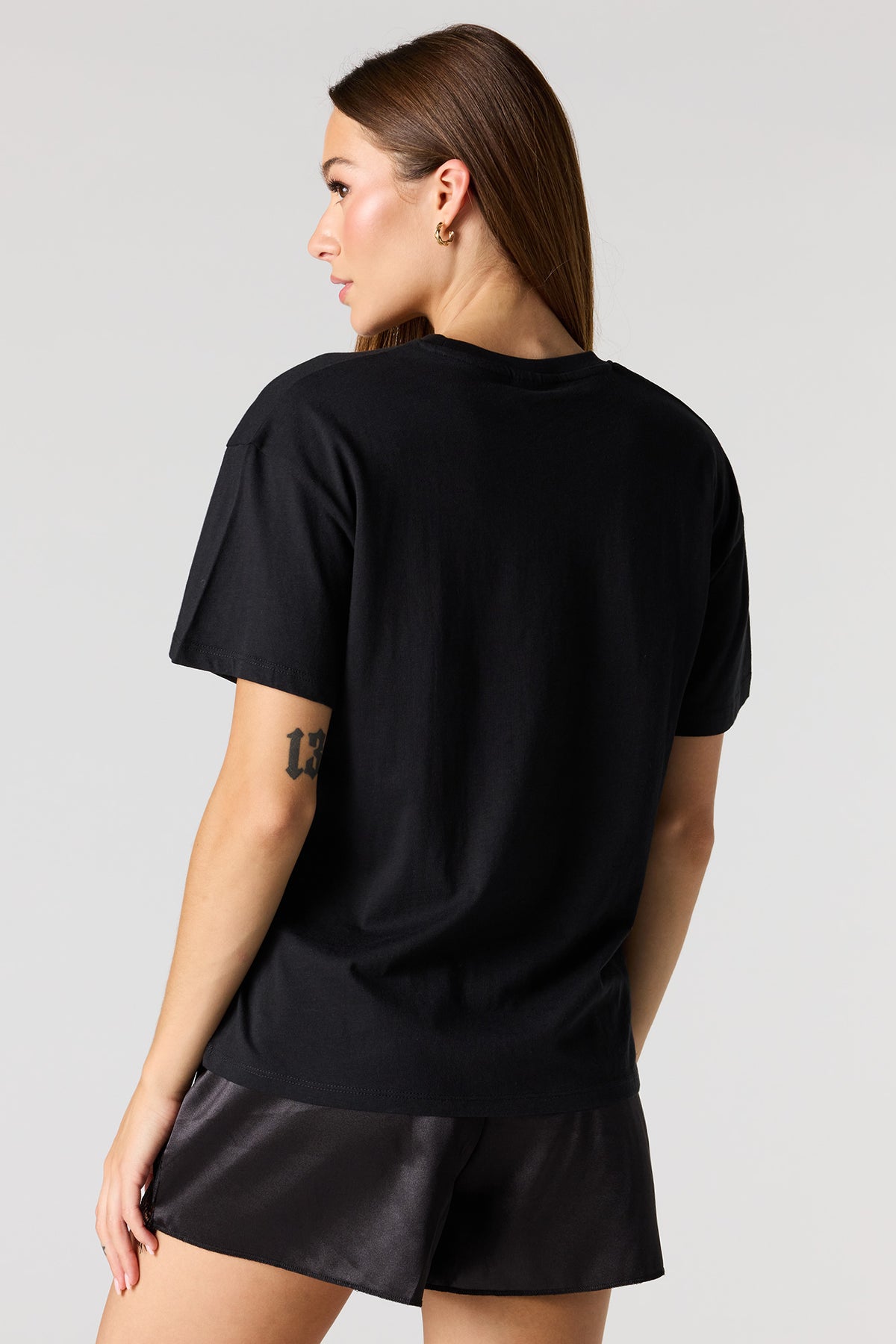 Alt View 2. Shania Twain Graphic Boyfriend T-Shirt - Black