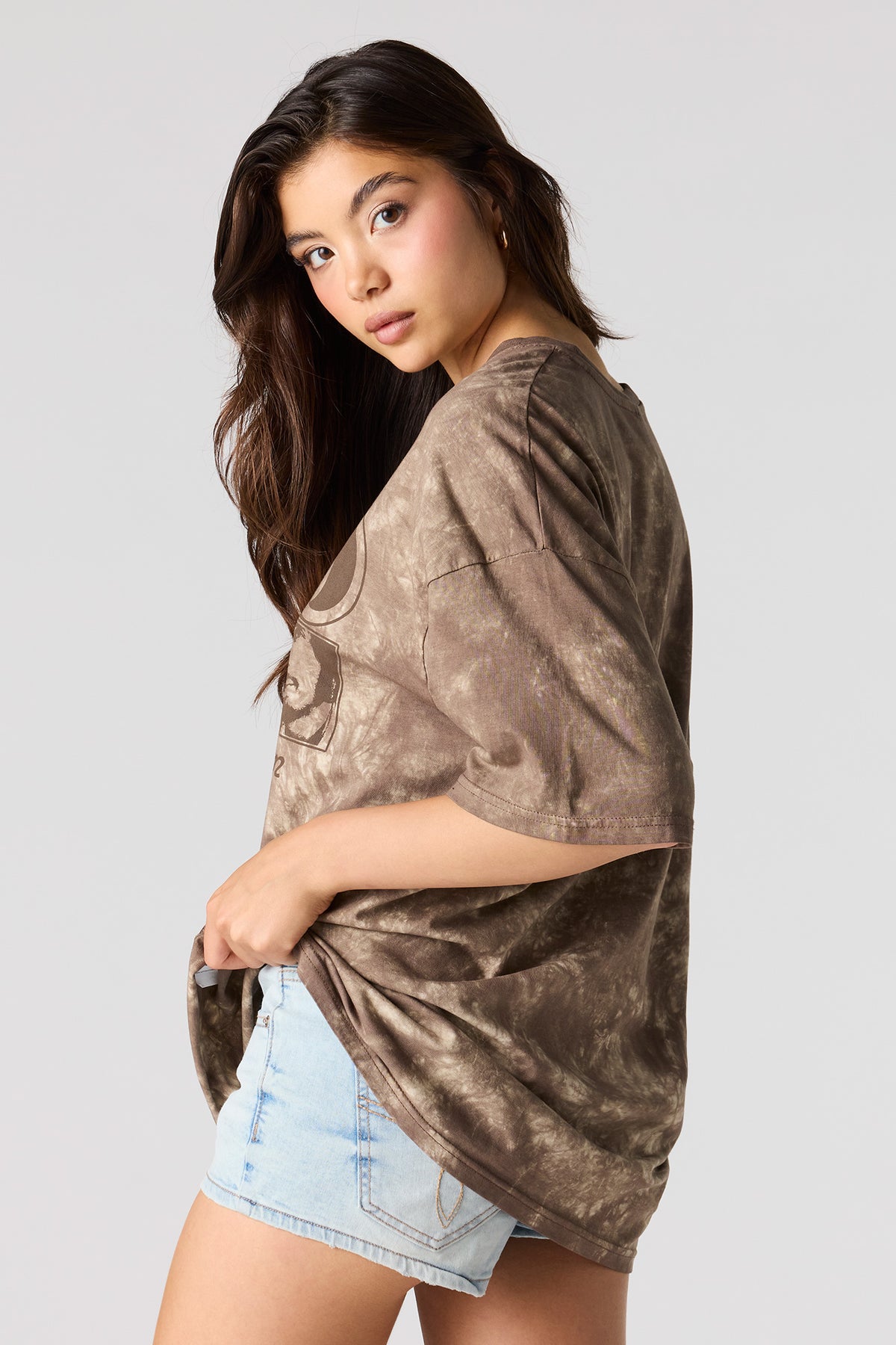 Alt View 2. Oversized The Who Graphic Washed T-Shirt - Brown