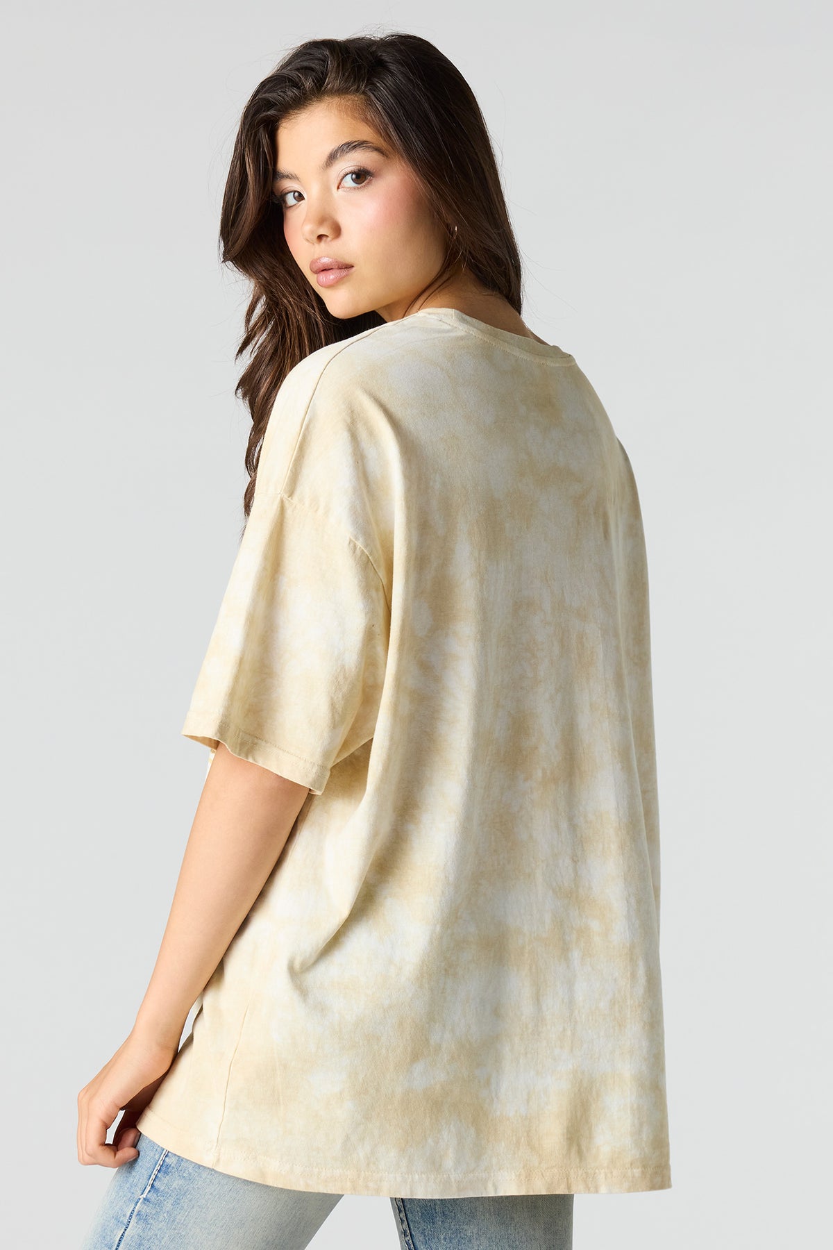 Alt View 2. Oversized Willie Nelson Graphic Washed T-Shirt - Ivory