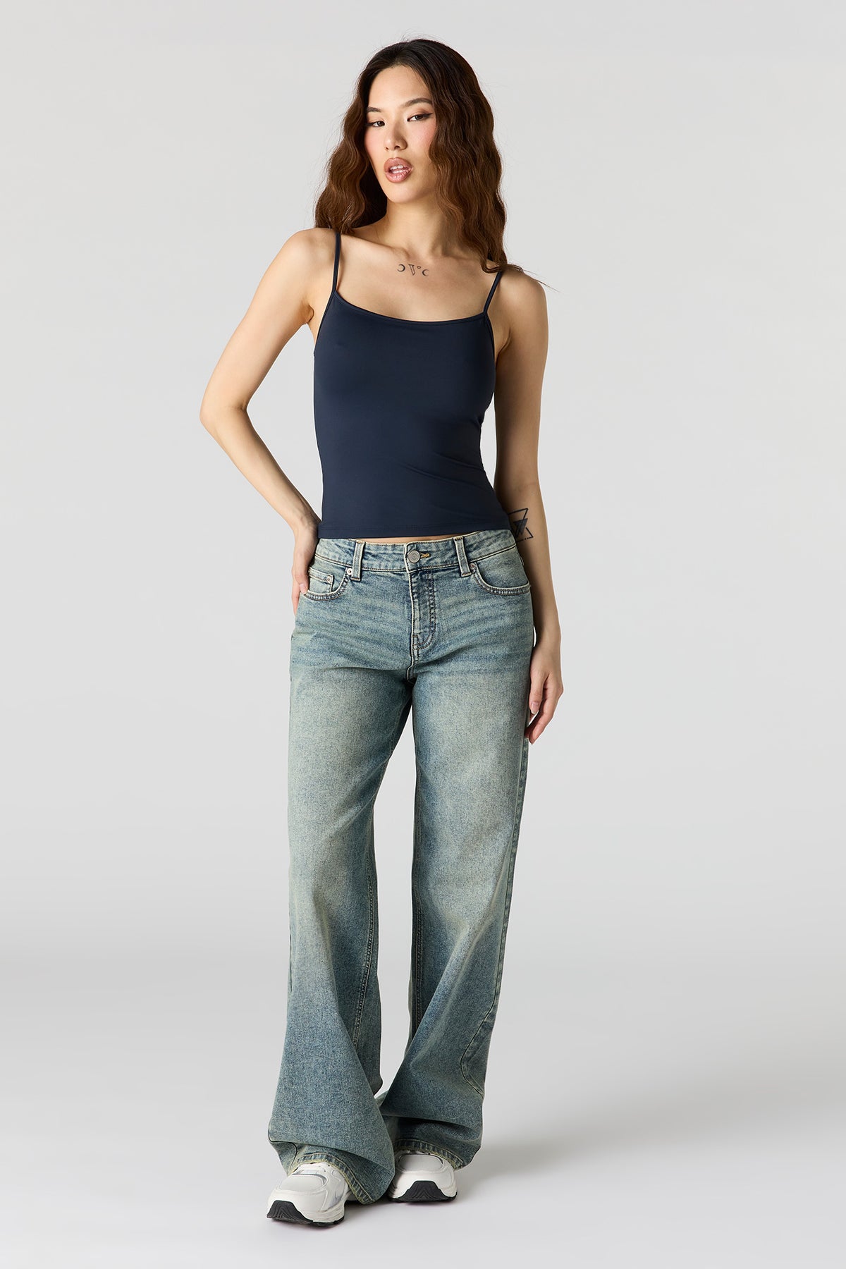 Vue alternative 13. Camisole profilée en molleton de luxe avec encolure dégagée
