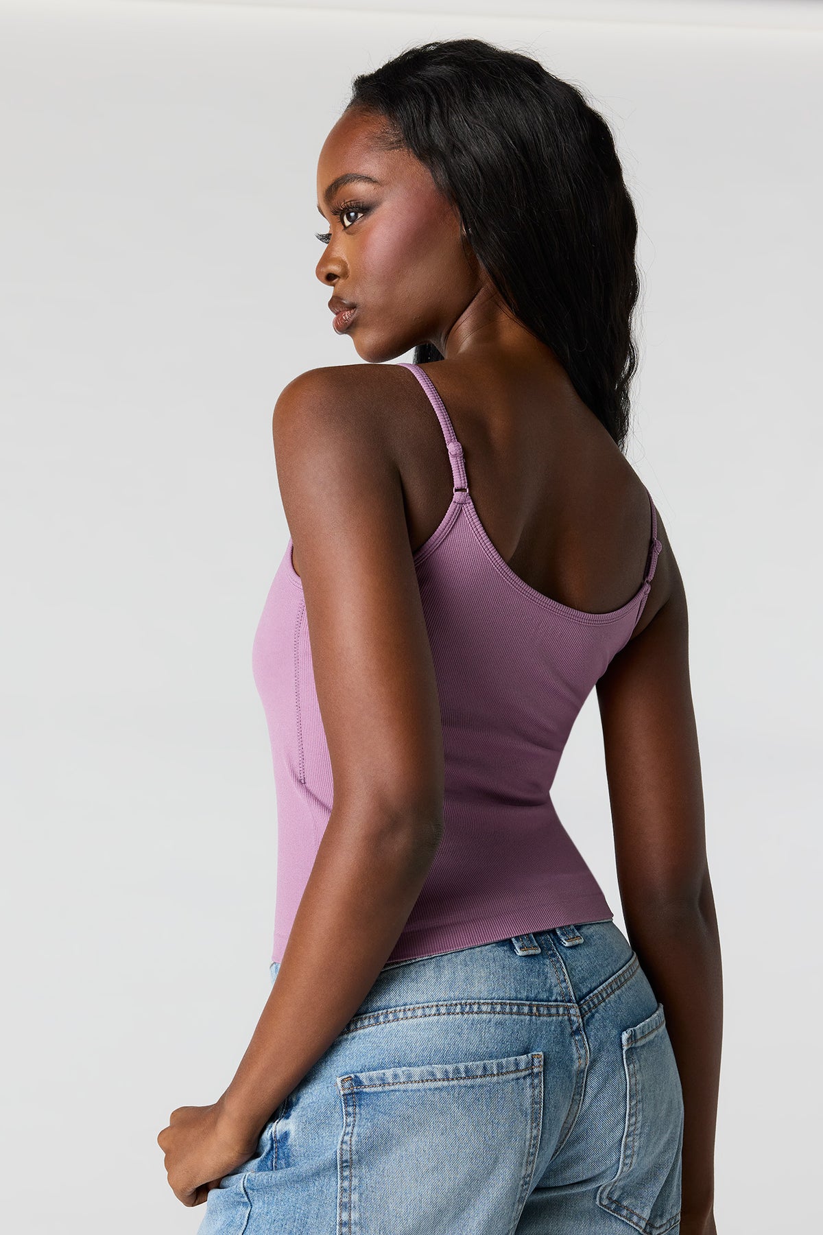 Vue alternative 2. Débardeur côtelé sans couture ni soutien-gorge intégré avec encolure dégagée