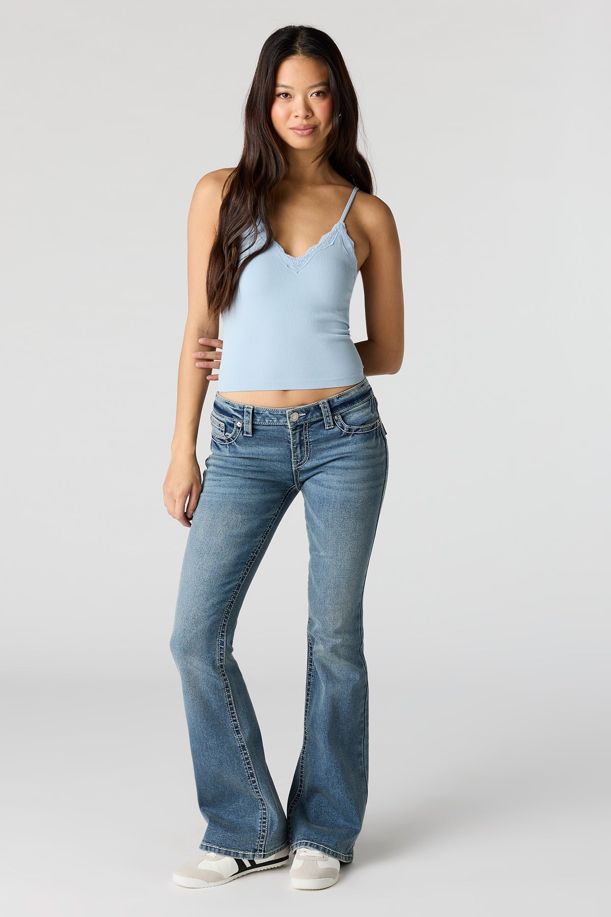 Vue alternative 3. Camisole sans couture avec liséré de dentelle