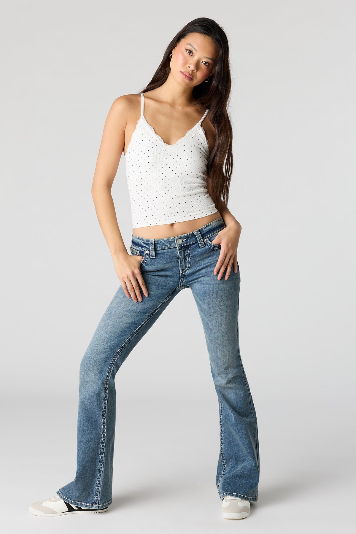 Vue alternative 3. Camisole sans couture avec liséré de dentelle