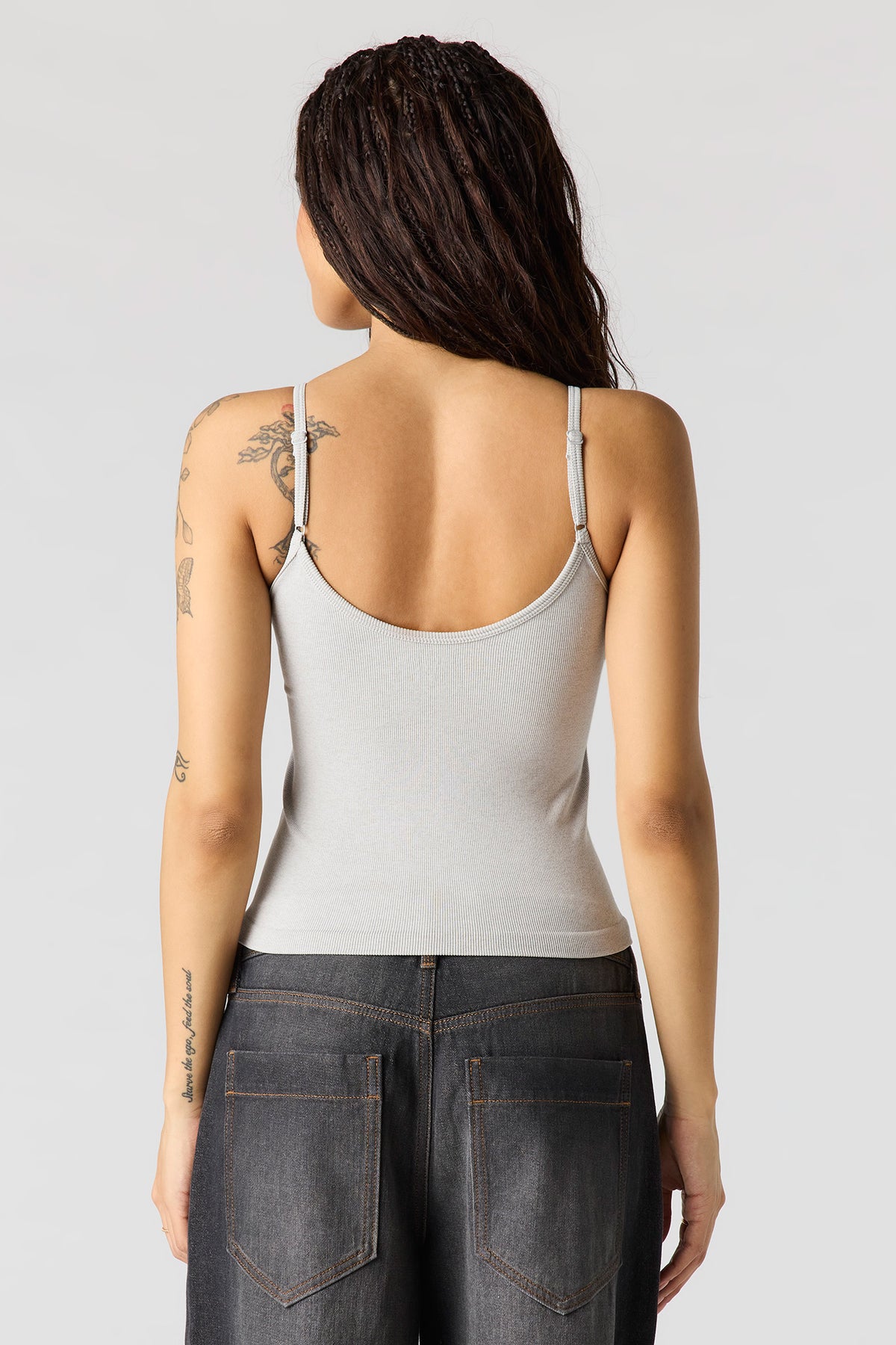 Vue alternative 2. Camisole côtelée sans couture ni soutien-gorge intégré à encolure en V