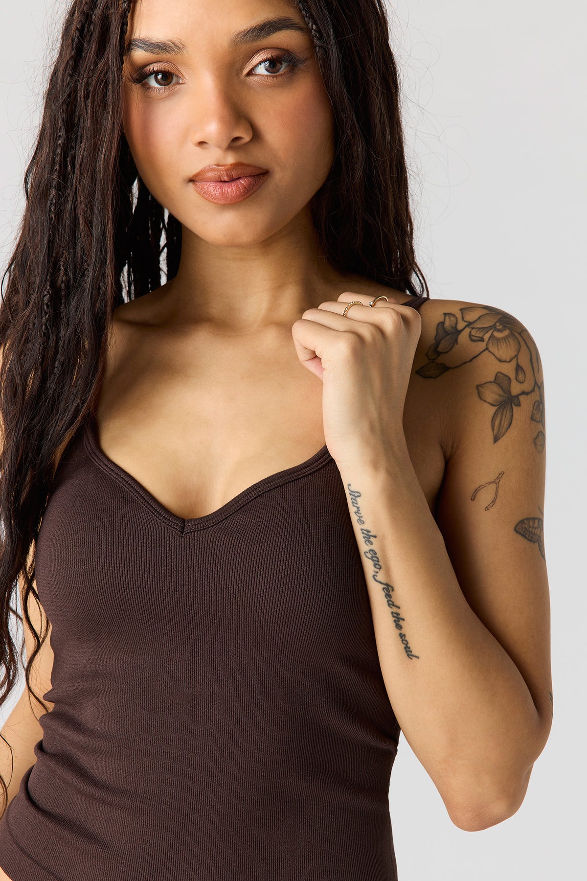 Vue alternative 4. Camisole côtelée sans couture ni soutien-gorge intégré à encolure en V