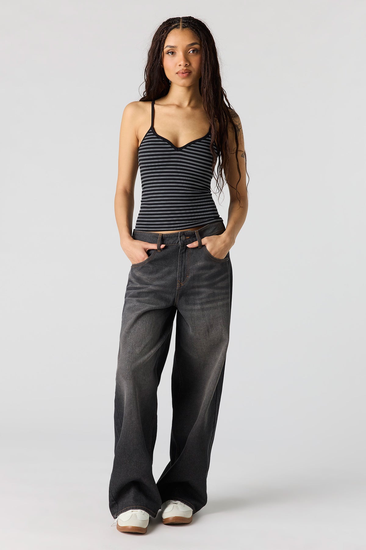 Vue alternative 3. Camisole côtelée sans couture ni soutien-gorge intégré à encolure en V