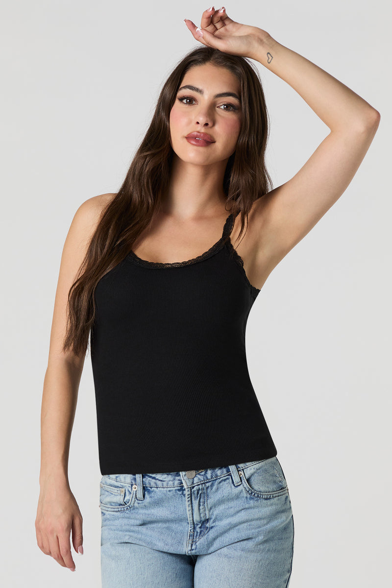 Camisole côtelée avec bonnets intégrés et garniture en dentelle