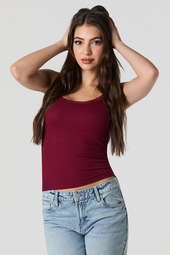 Camisole côtelée avec bonnets intégrés et garniture en dentelle