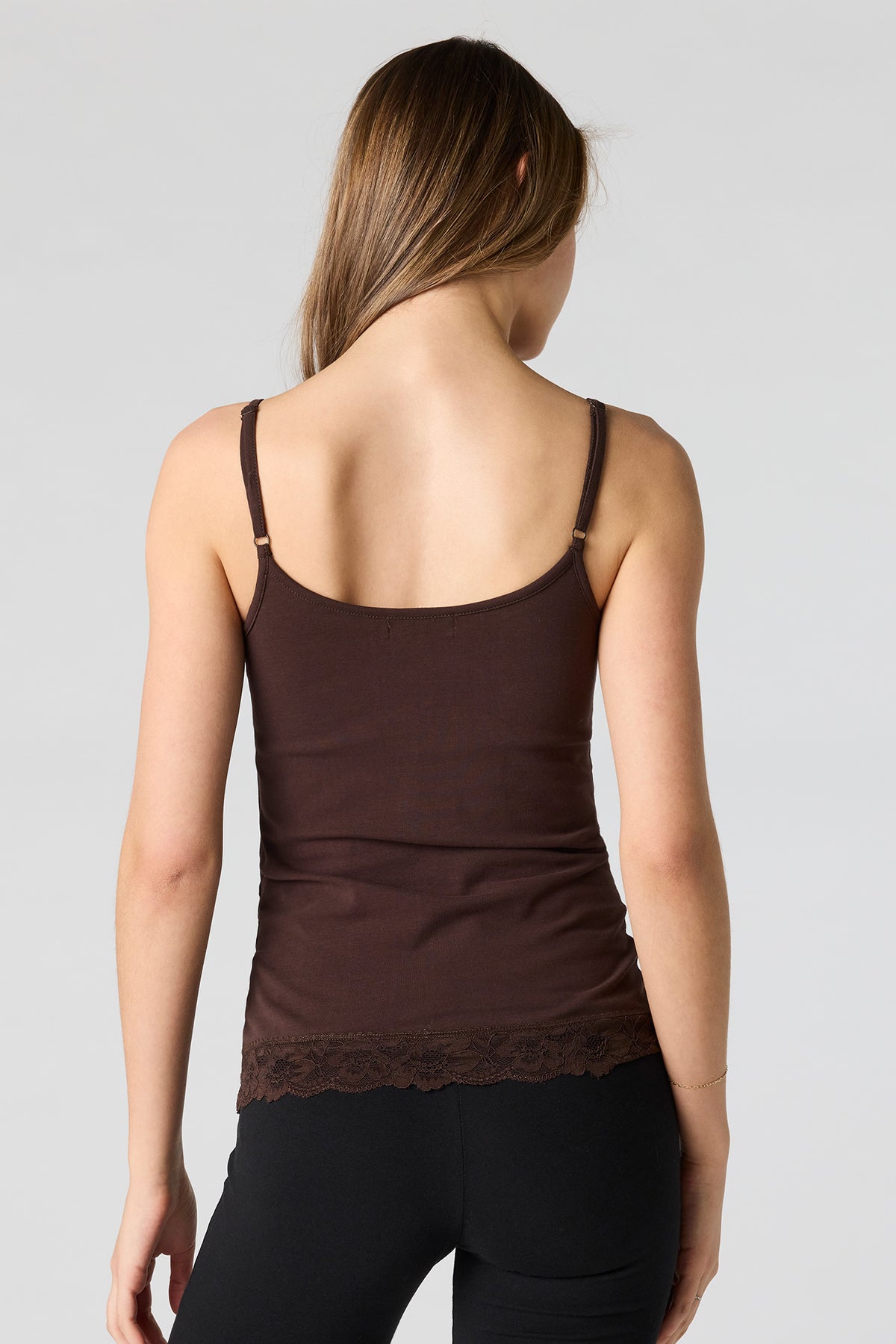 Vue alternative 2. Camisole profilée en en dentelle douce
