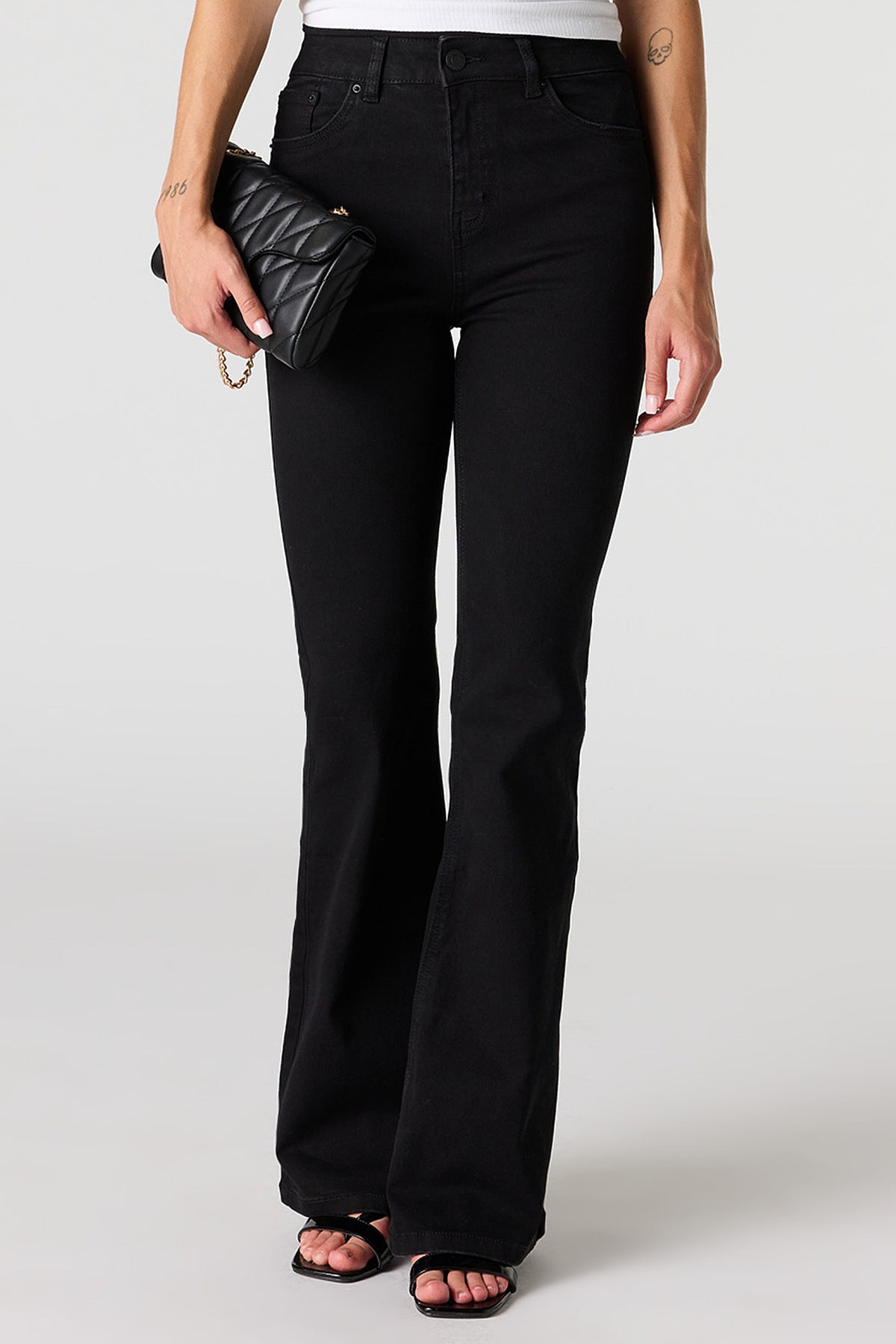 Vue alternative 2. Jean extensible noir à jambe évasée et taille haute