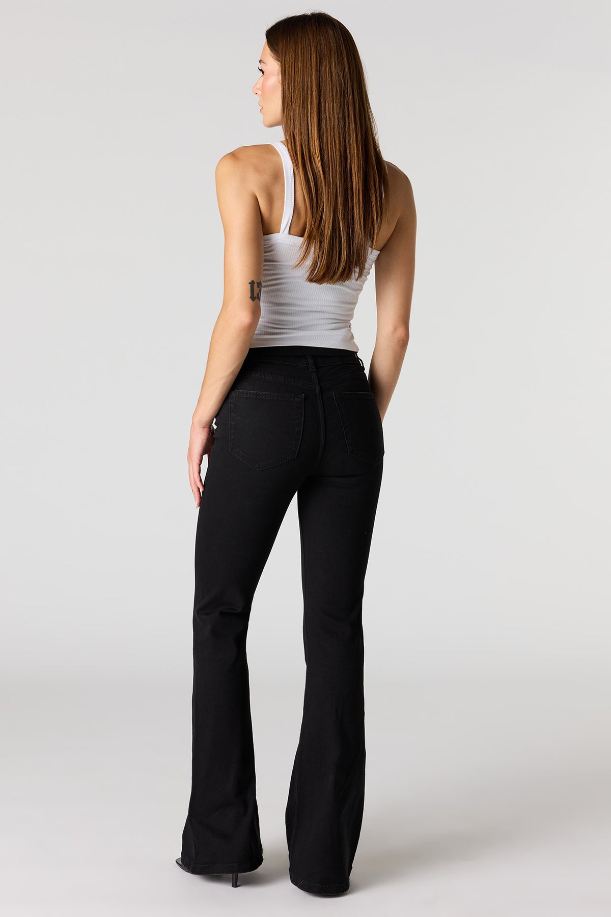 Vue alternative 3. Jean extensible noir à jambe évasée et taille haute