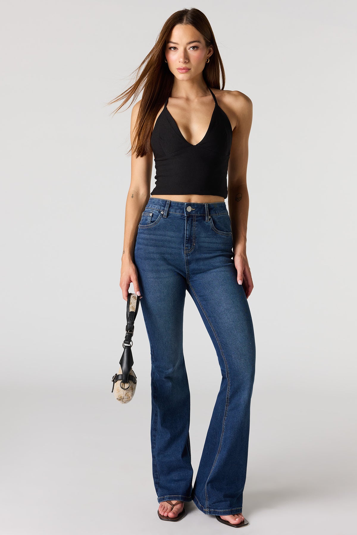 Jean extensible foncé à jambe évasée et taille haute