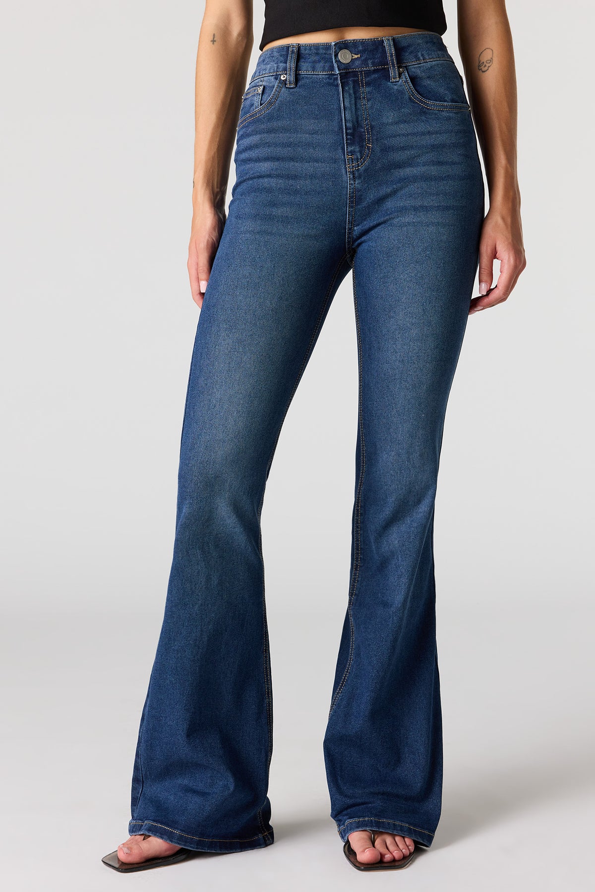 Vue alternative 2. Jean extensible foncé à jambe évasée et taille haute