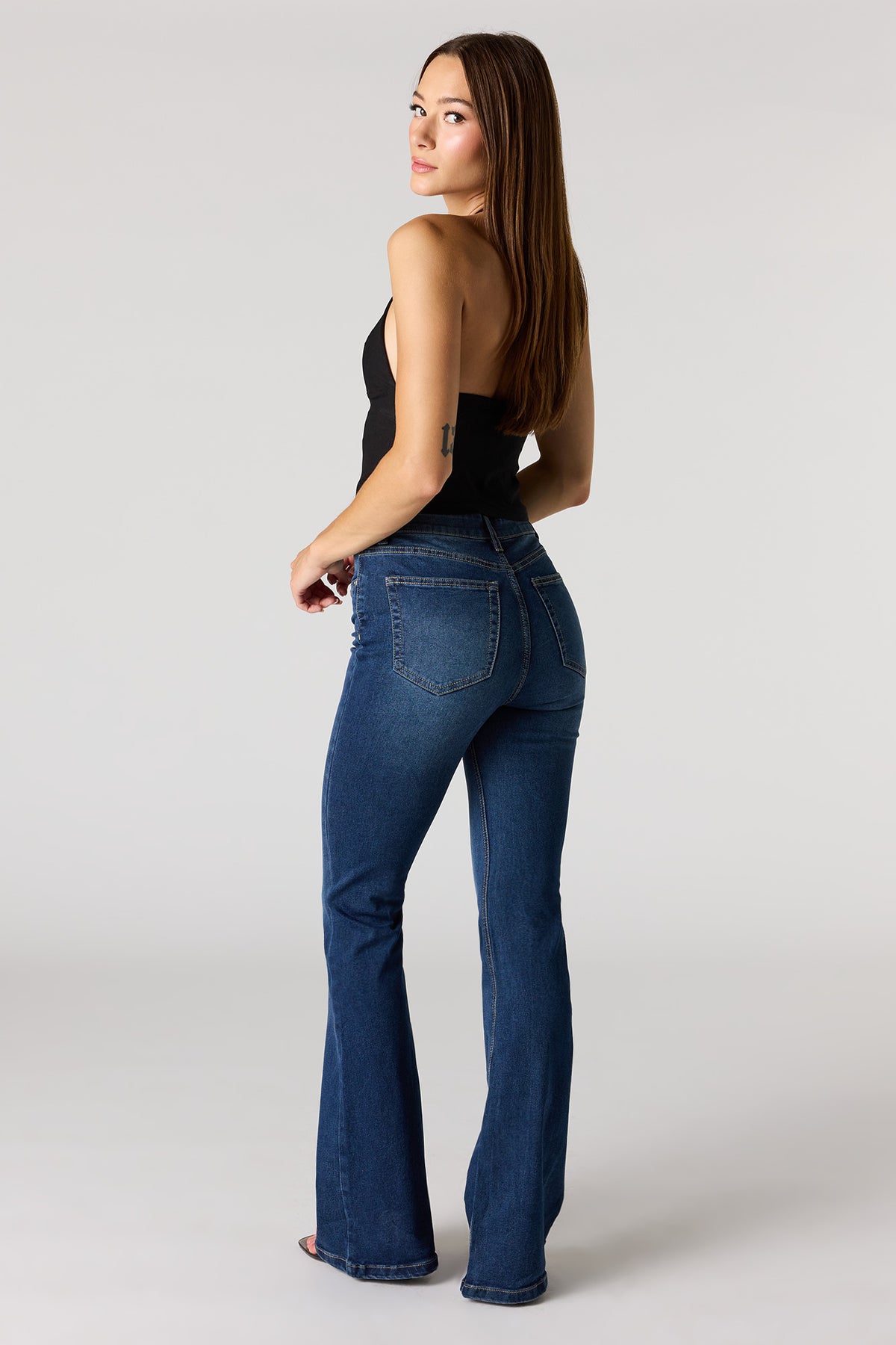 Vue alternative 3. Jean extensible foncé à jambe évasée et taille haute