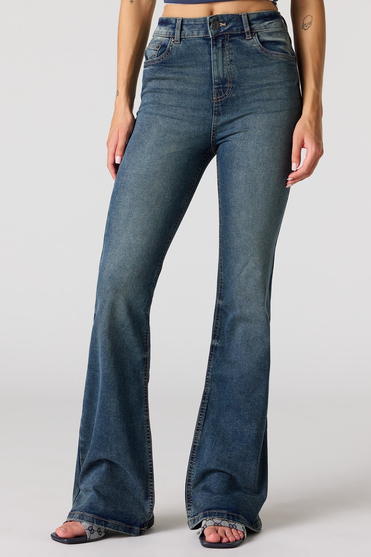 Vue alternative 2. Jean extensible délavé moyen vintage à jambe évasée et taille haute