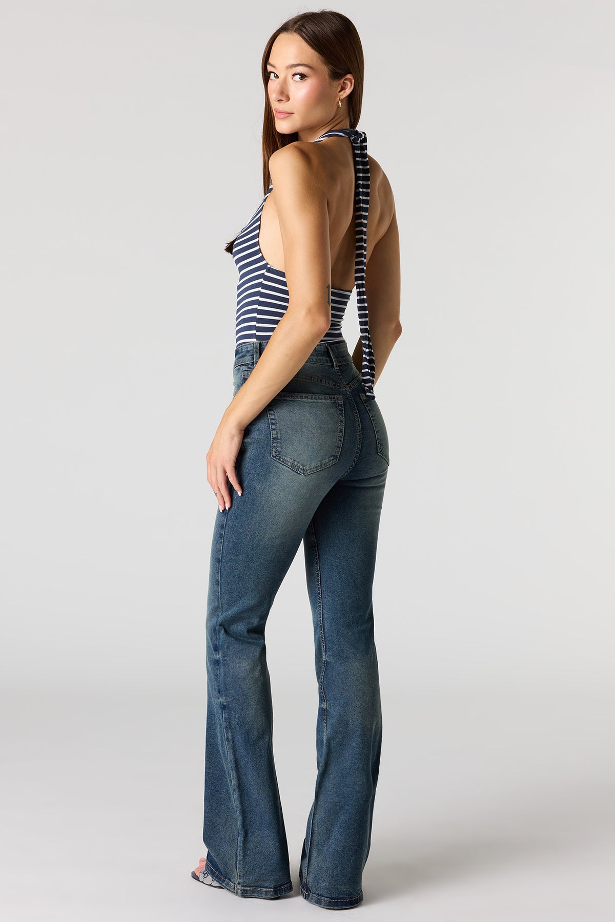 Vue alternative 3. Jean extensible délavé moyen vintage à jambe évasée et taille haute