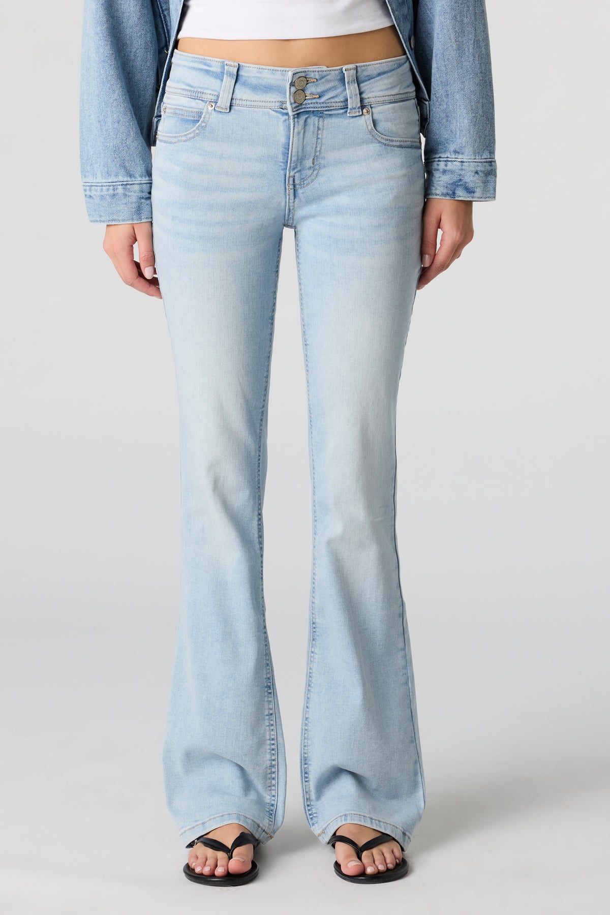 Vue alternative 2. Jean extensible à jambe semi-évasée et taille basse pâle
