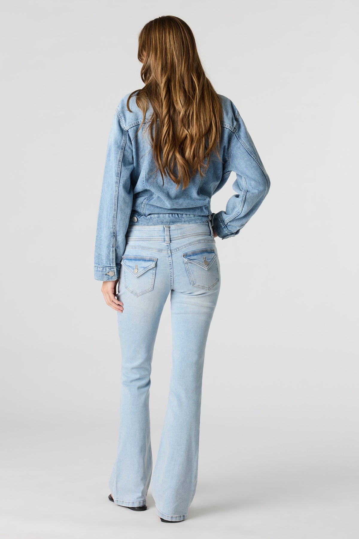 Vue alternative 3. Jean extensible à jambe semi-évasée et taille basse pâle