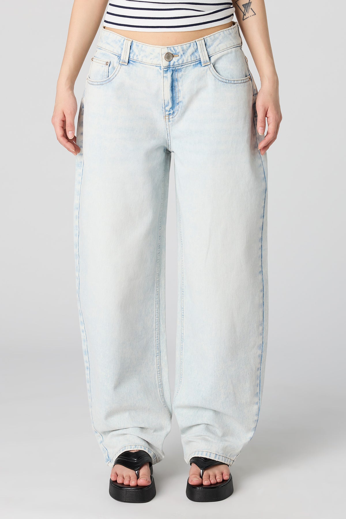 Vue alternative 2. Jean Tokyo pâle à jambe baril et taille basse