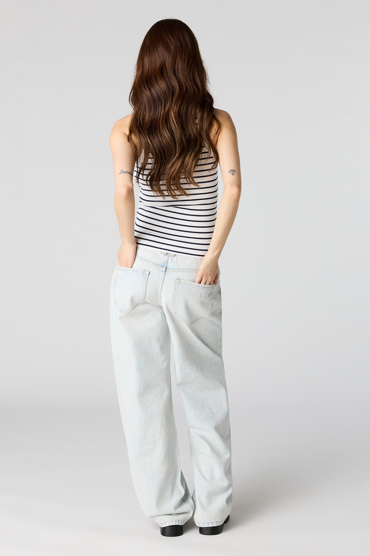 Vue alternative 3. Jean Tokyo pâle à jambe baril et taille basse