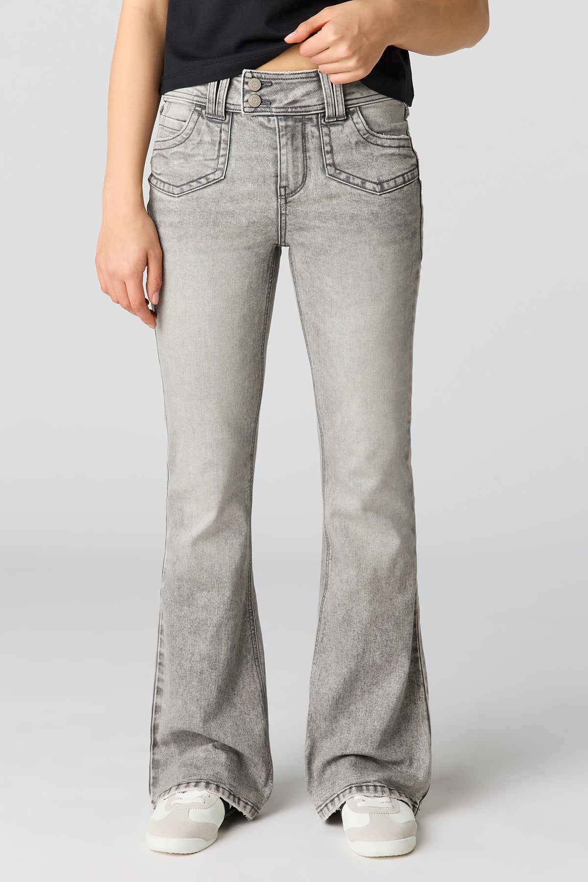 Vue alternative 2. Jean mi-taille gris à jambe évasée