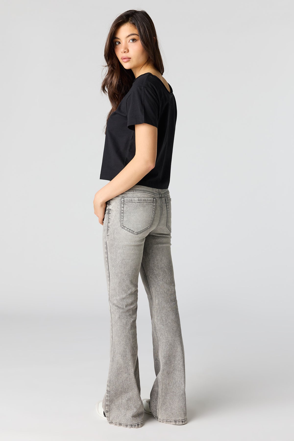 Vue alternative 3. Jean mi-taille gris à jambe évasée