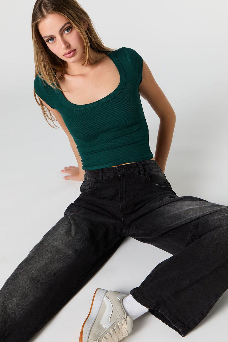 T-shirt côtelé avec encolure dégagée