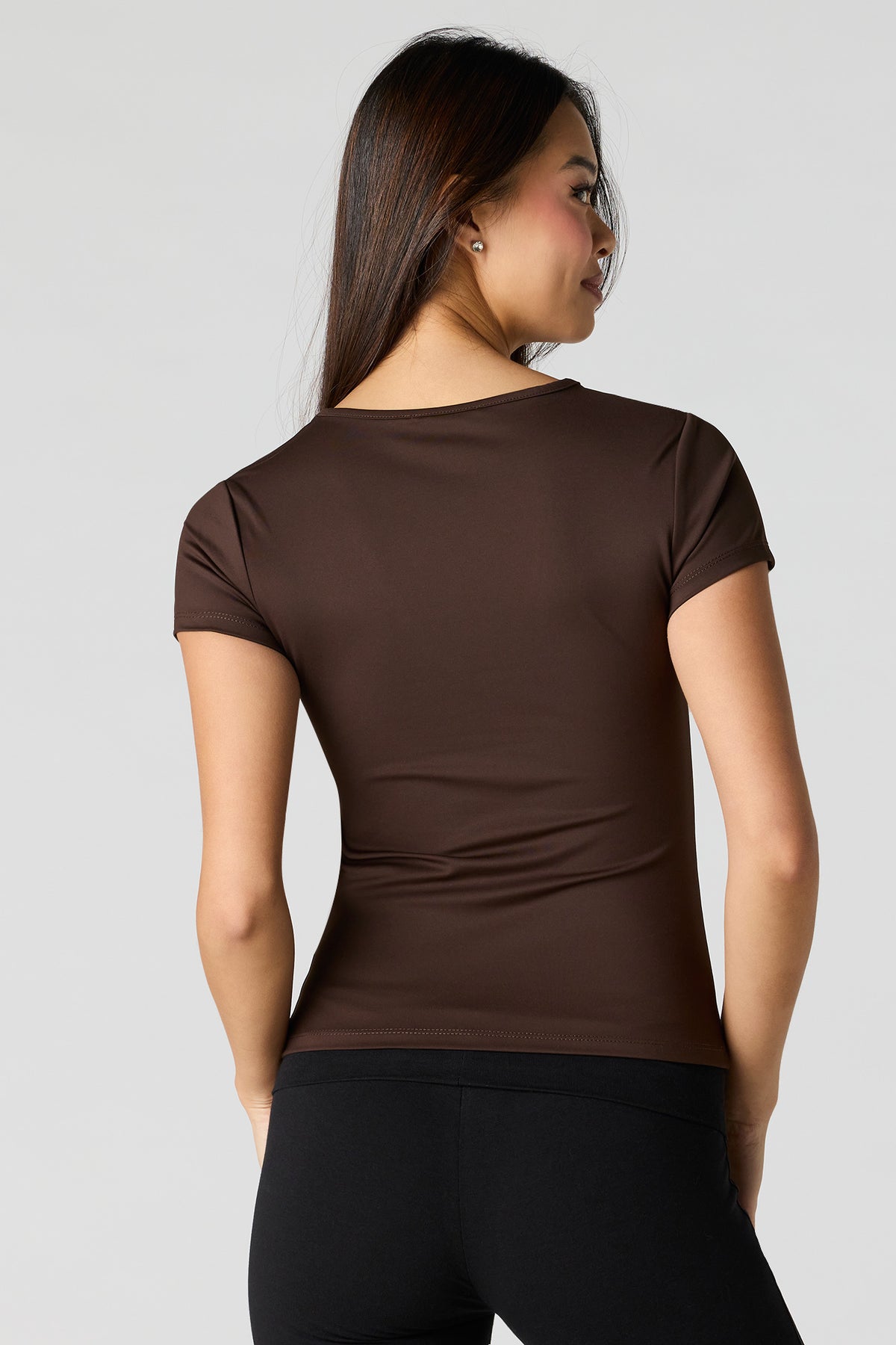 Vue alternative 11. T-shirt profilé à encolure en V